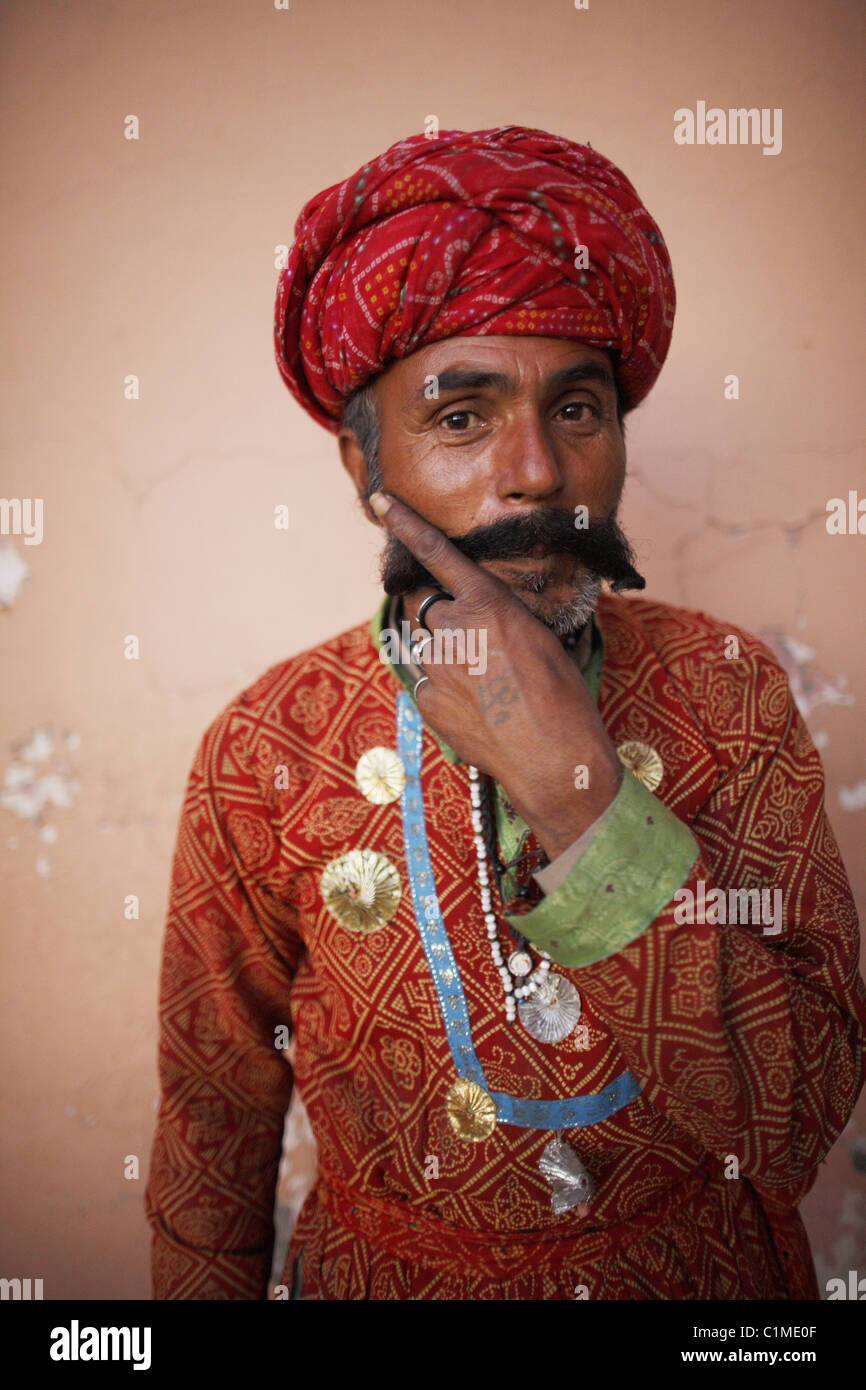 IND, Indien, 20110310, Porträt von einem indischen Mann mit einem grauen Bart, einen roten Turban mit Tracht Stockfoto