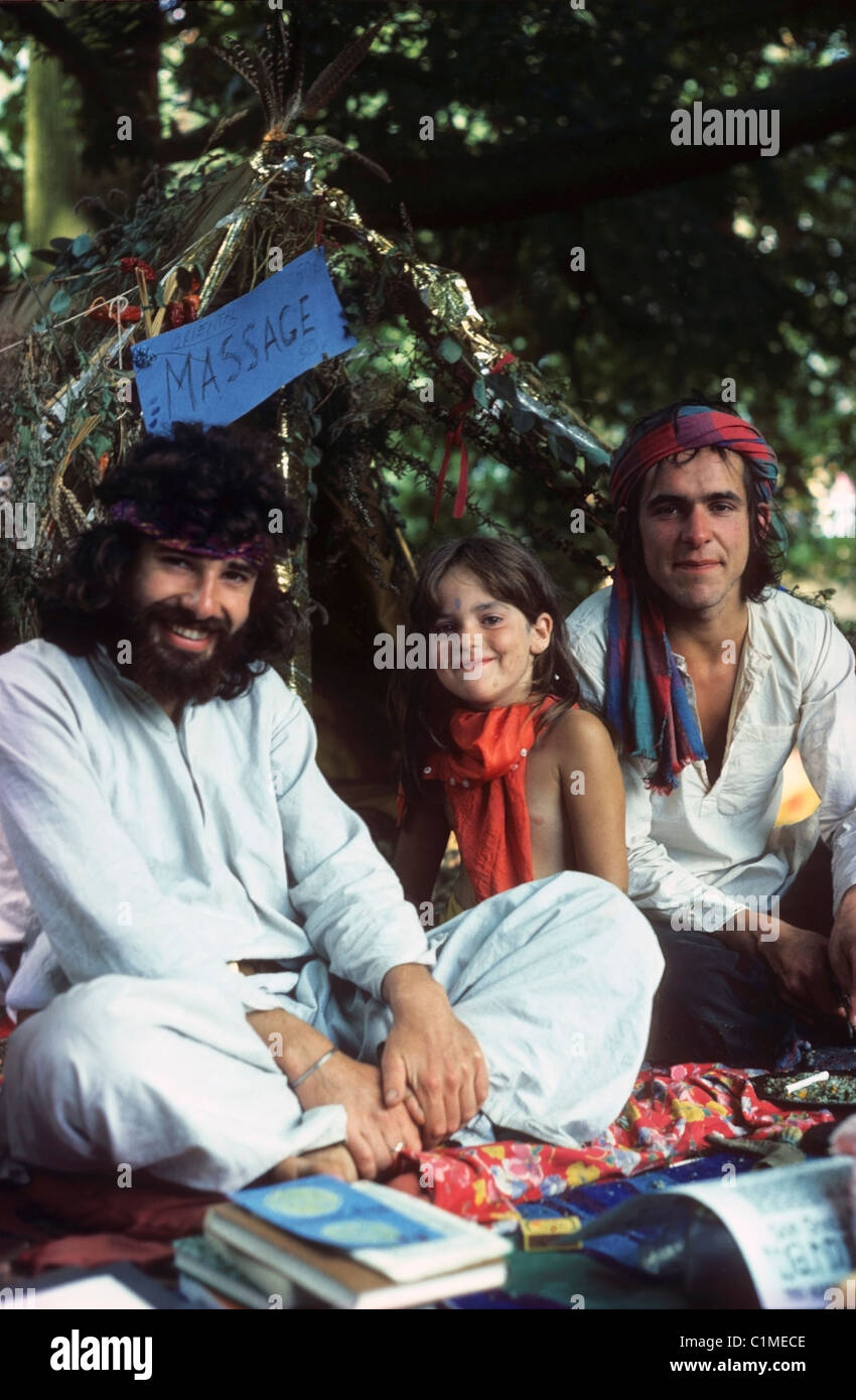 Hippies mit Massagestall auf der Barsham Fair in Beccles Suffolk England, 1970er Jahre 1974 KATHY DEWITT Stockfoto