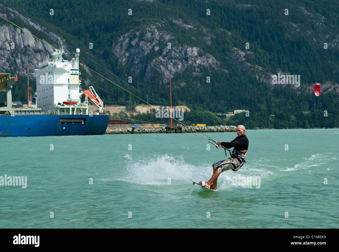 Ein Kiteboarder fängt den Wind an "Spieß", Squamish, BC, Kanada. Stockfoto