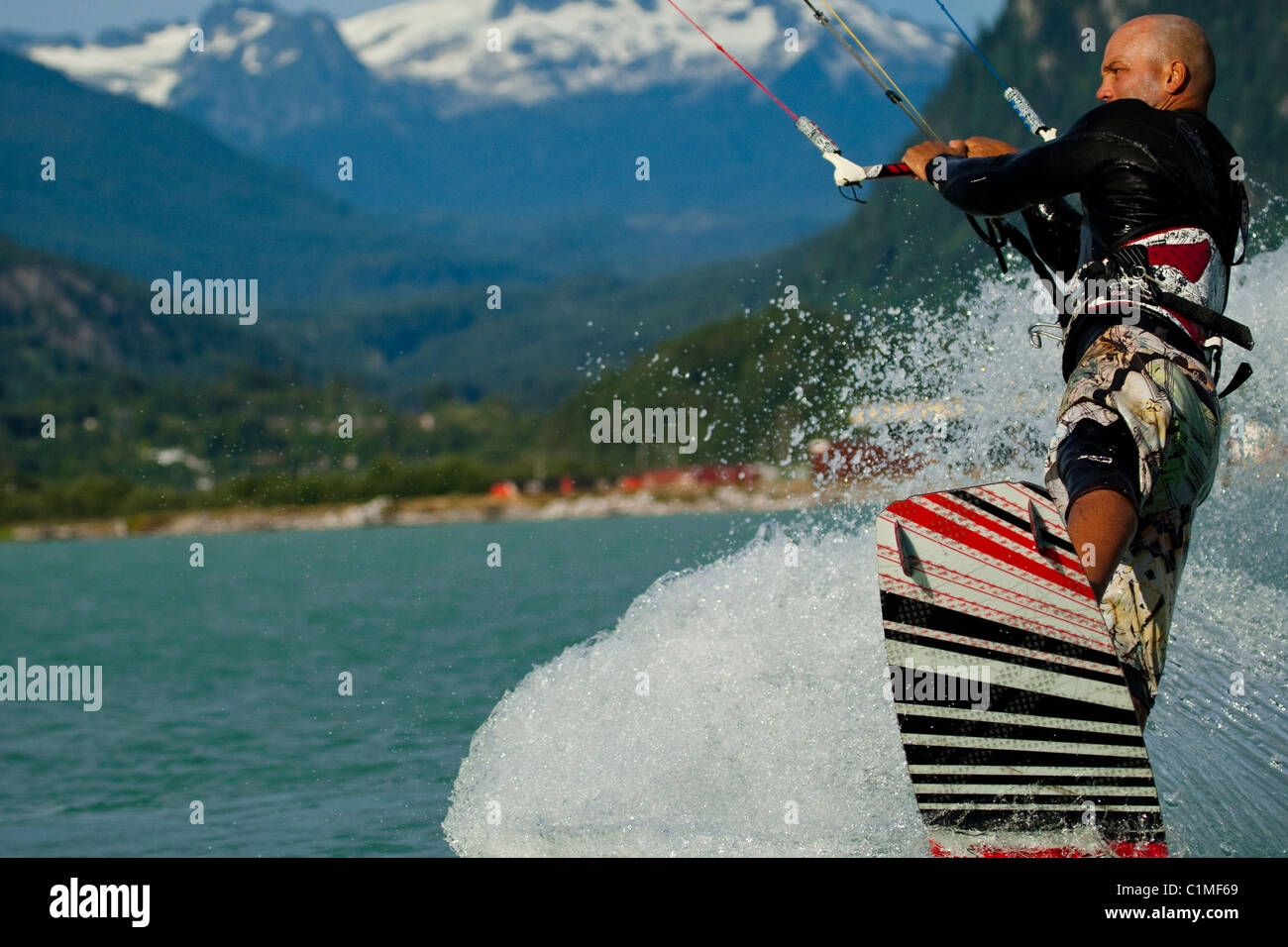 Ein Kiteboarder fängt den Wind an "Spieß", Squamish, BC, Kanada Stockfoto