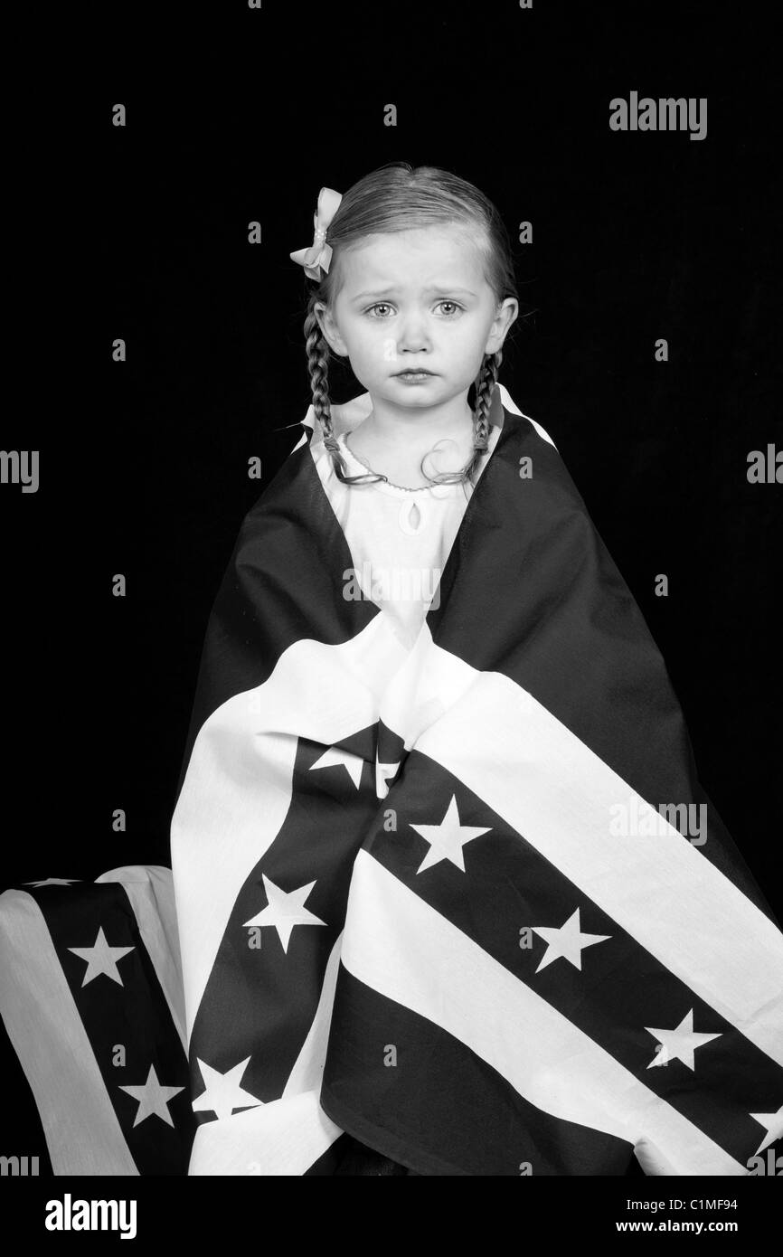 Ein Mädchen, gekleidet in eine amerikanische Flaggendesign. Das Foto ist in schwarz und weiß. Stockfoto