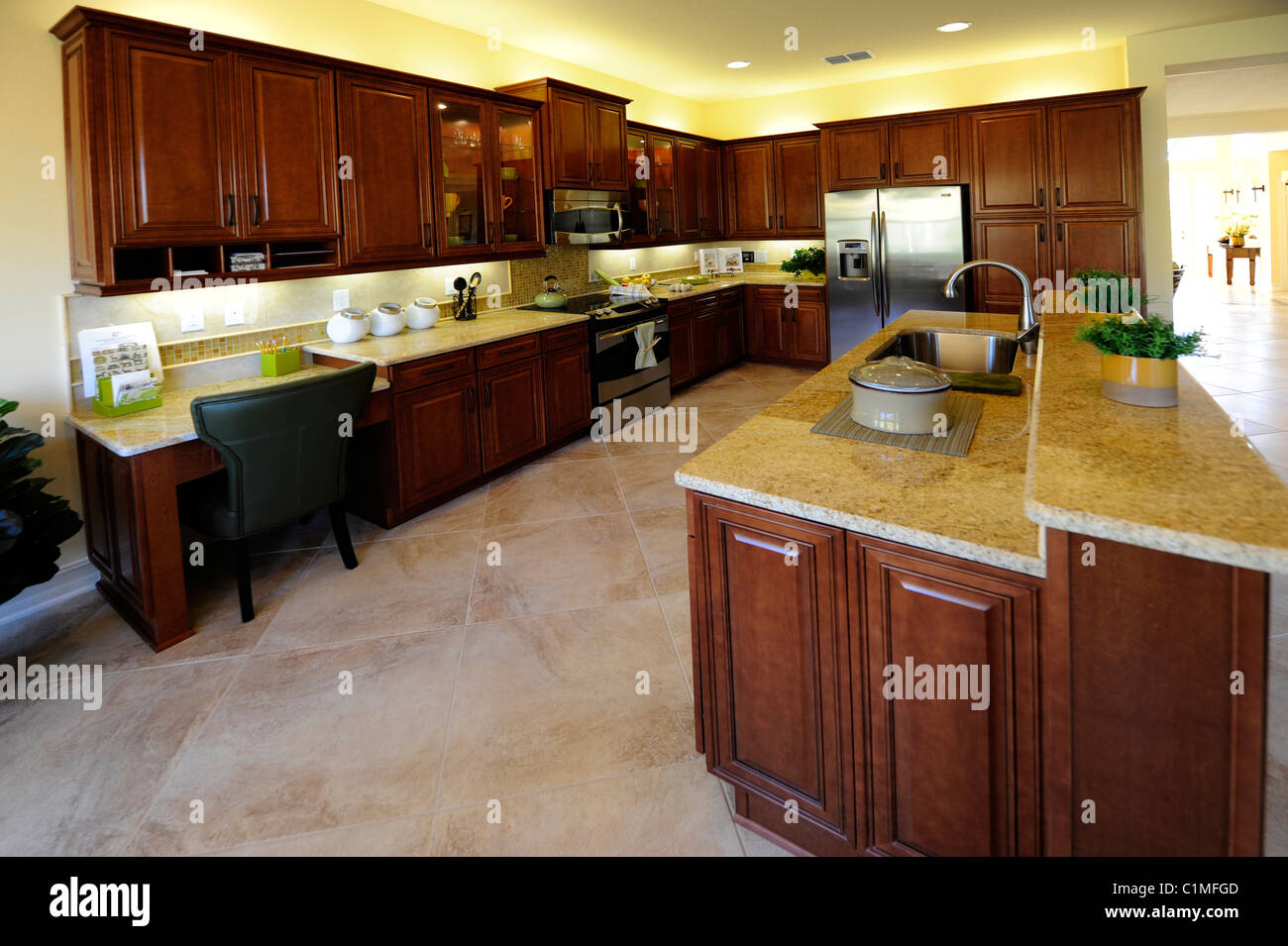 Geräumige moderne Esszimmer Küche Innenraum von einem gehobenen neuen Hauptaufbau Tampa Florida Stockfoto