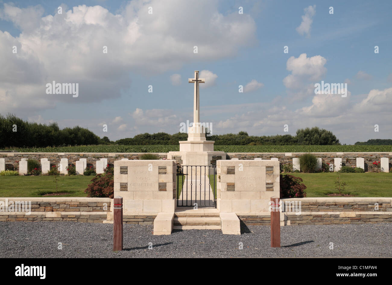 Eingang und Grabsteine der CWGC Locre Nr. 10 Friedhof, Heuvelland, West-Flandern, Belgien. Stockfoto