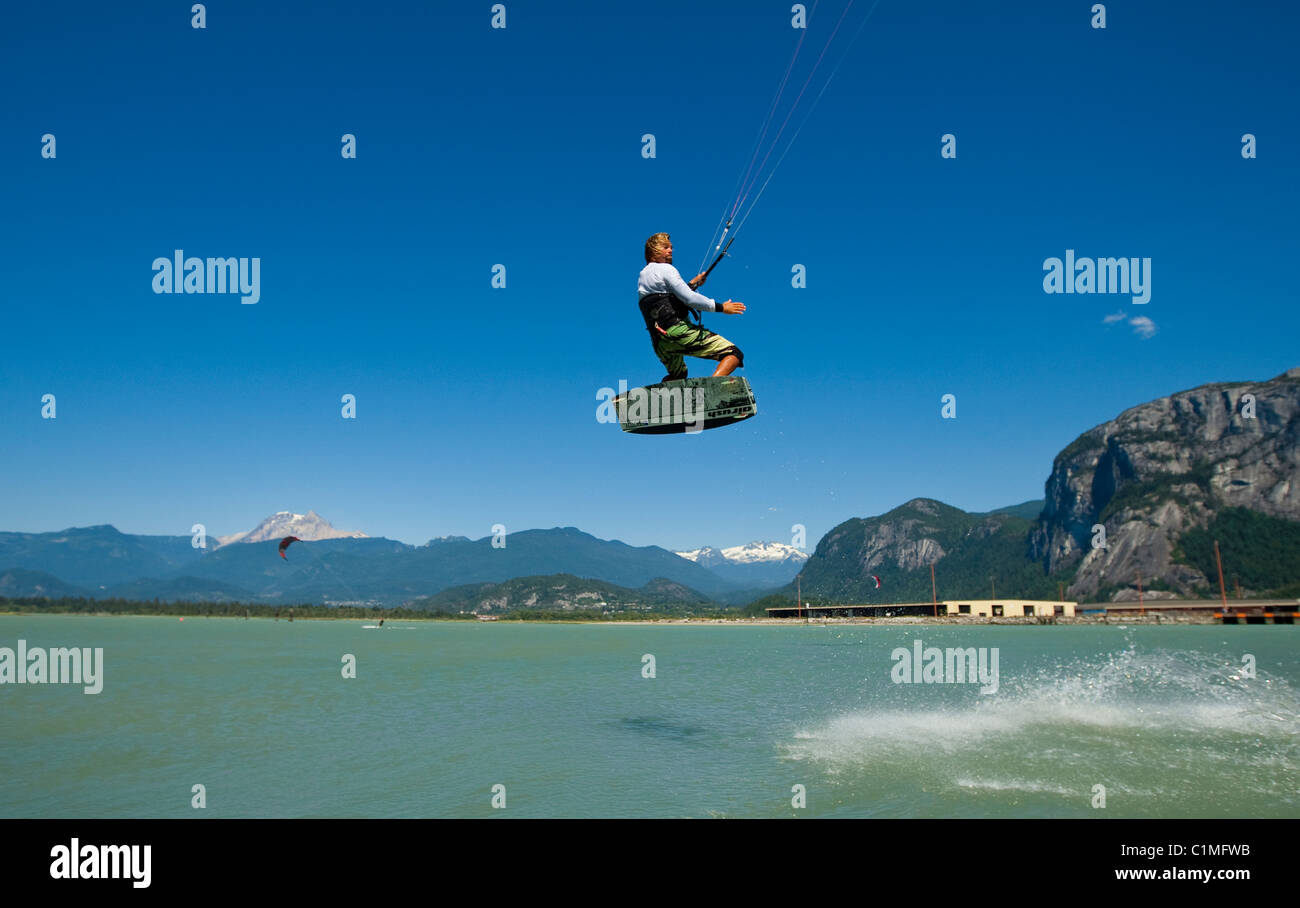 In der Luft Kiteboarder am "Spieß", Squamish, BC, Kanada. Stockfoto