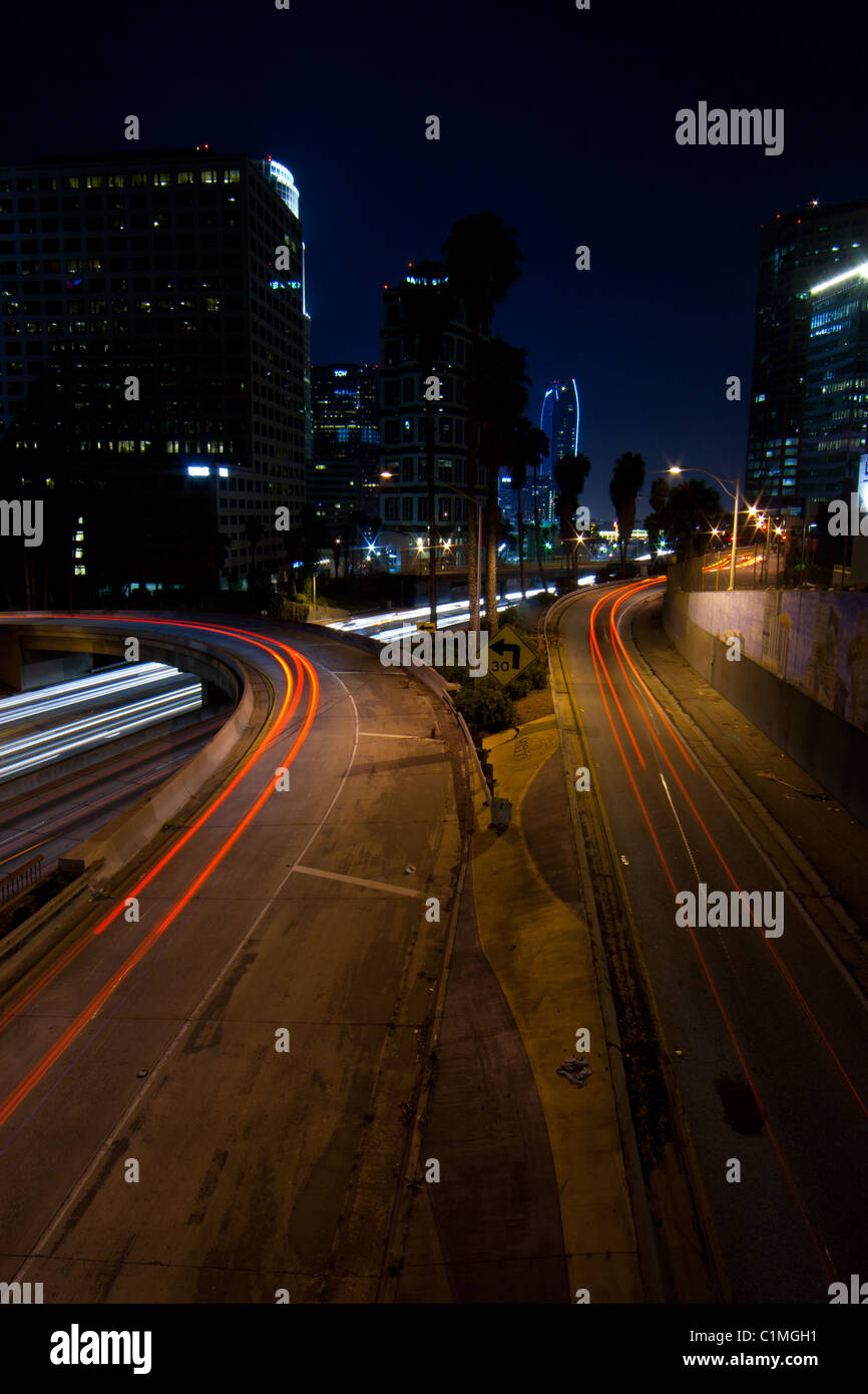 Eine Langzeitbelichtung Nachtszene von Downtown Los Angeles Kalifornien Stockfoto