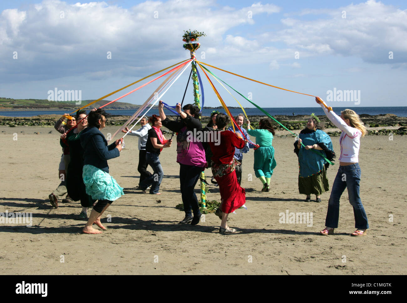 Tanz um den Maibaum. Eine alte heidnische Fruchtbarkeit Feier am Strand vor St. Michaels Mount durchgeführt wird. Stockfoto