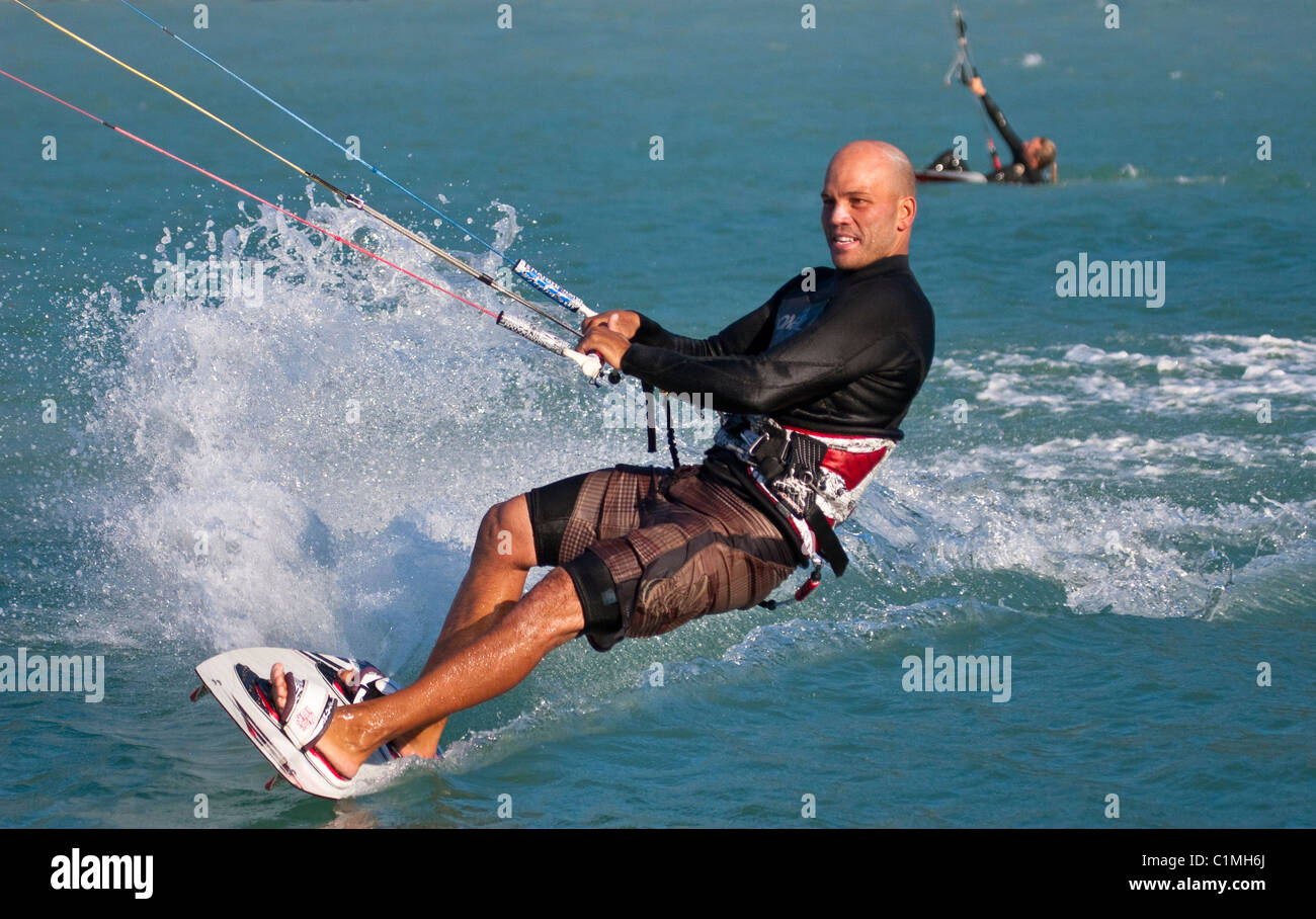 Kiteboarder fängt den Wind an "Spieß", Squamish, BC, Kanada Stockfoto