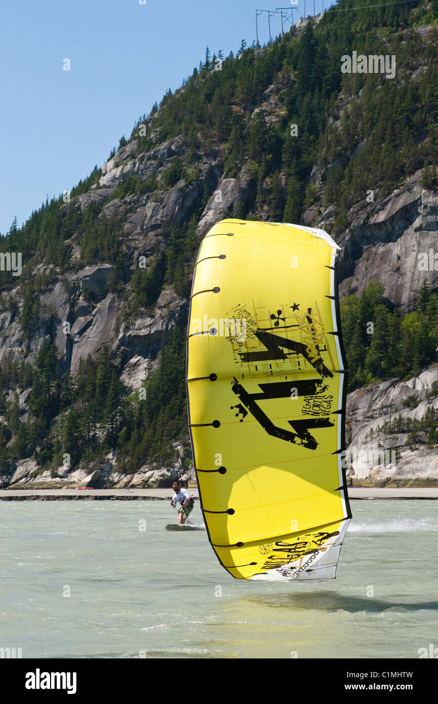 Ein Kiteboarder fängt den Wind an der Nehrung in Squamish, BC Stockfoto