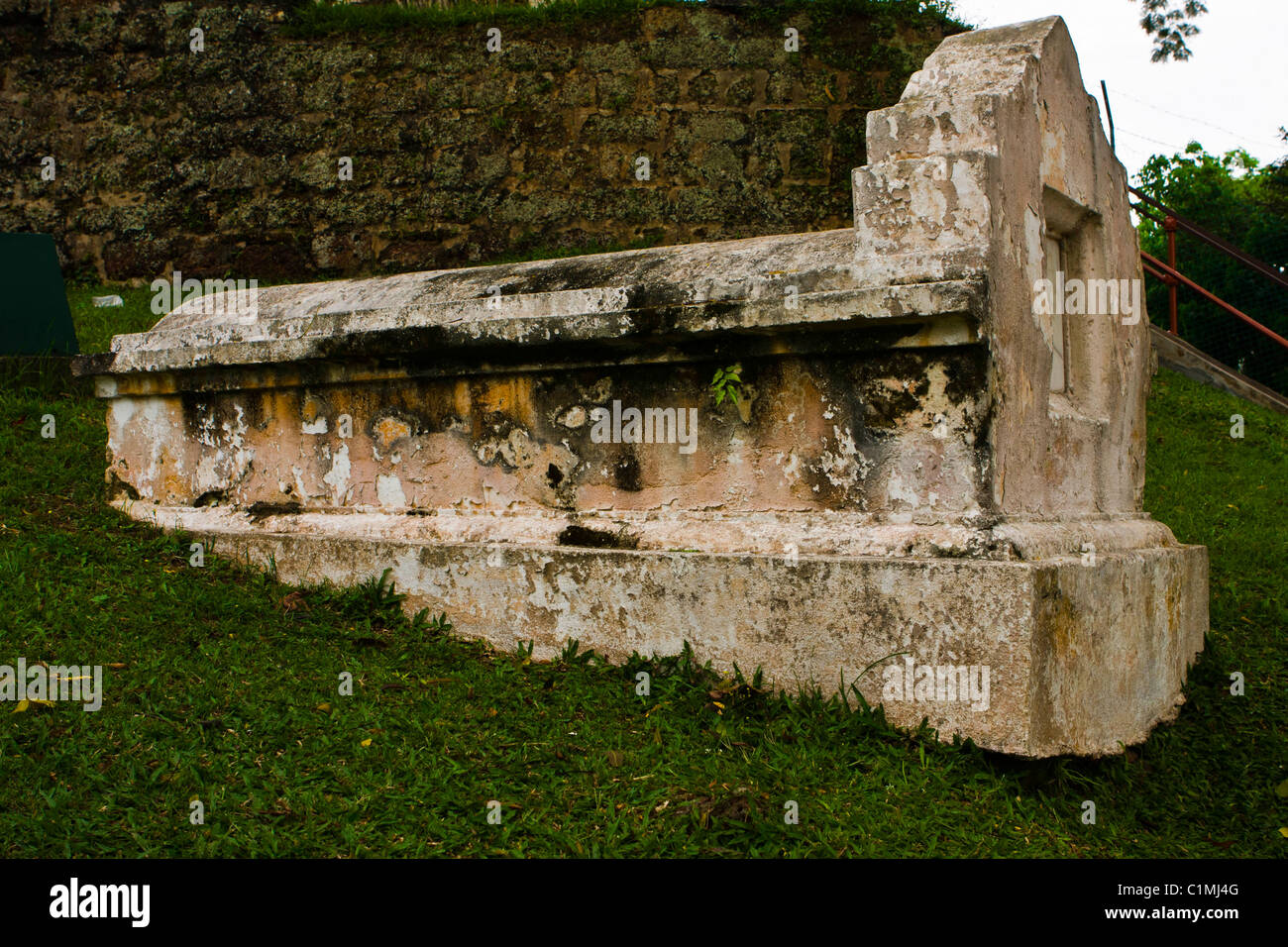 Eine alte Durch Grab neben der historischen Kirche auf Bukit St Paul in Melaka Stockfoto