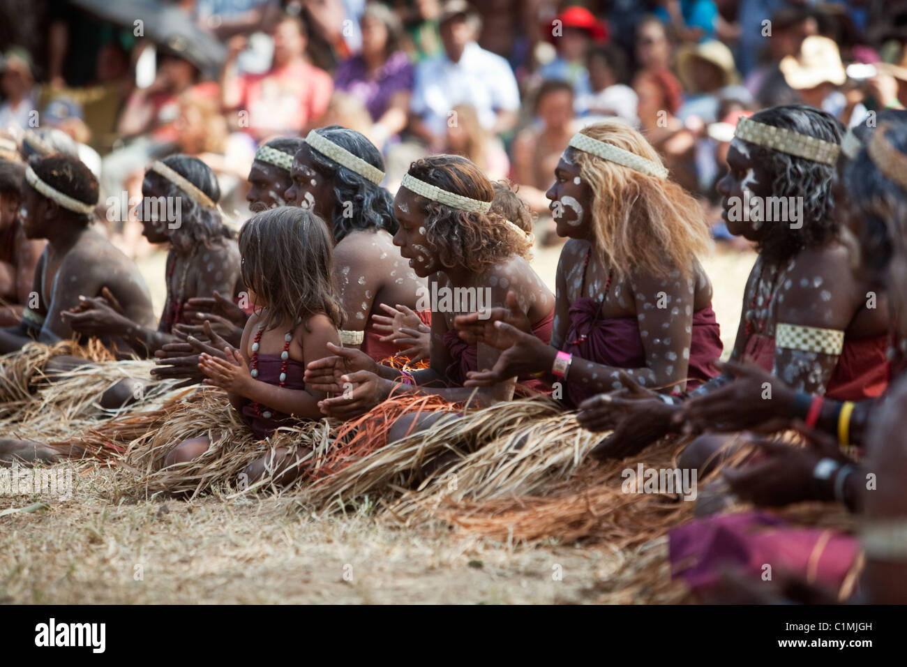 Frauen vom Lockhart River Gemeinschaft singen beim Laura Aboriginal Dance Festival. Laura, Queensland, Australien Stockfoto
