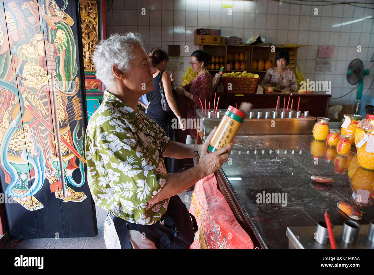 Malaysia Sarawak (Borneo) Kuching Chinatown europäischen Anbeter, die als Glücksbringer mit springen klebt ein chinesischer Tempel Stockfoto