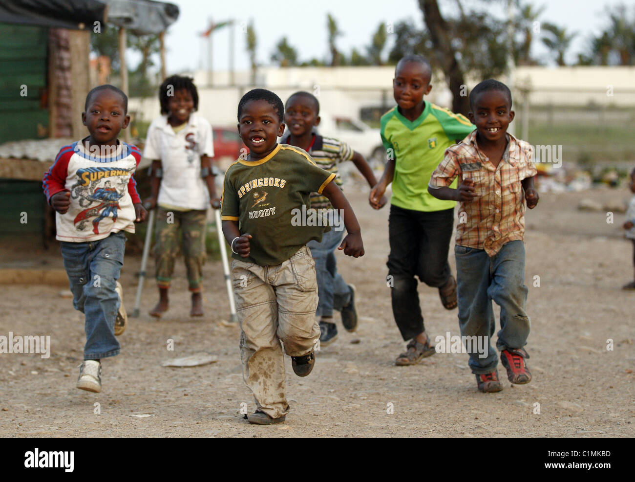Afrikanische jungen laufen IN SPRINGBOK Hemd KWANOKUTHULA TOWNSHIP in Südafrika 5. Juli 2011 Stockfoto