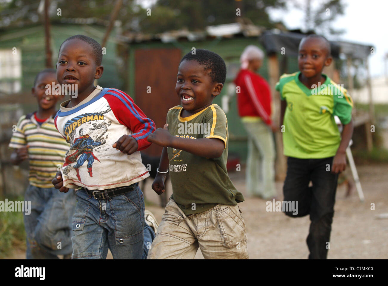 Afrikanische jungen laufen IN SPRINGBOK Hemd KWANOKUTHULA TOWNSHIP in Südafrika 5. Juli 2011 Stockfoto
