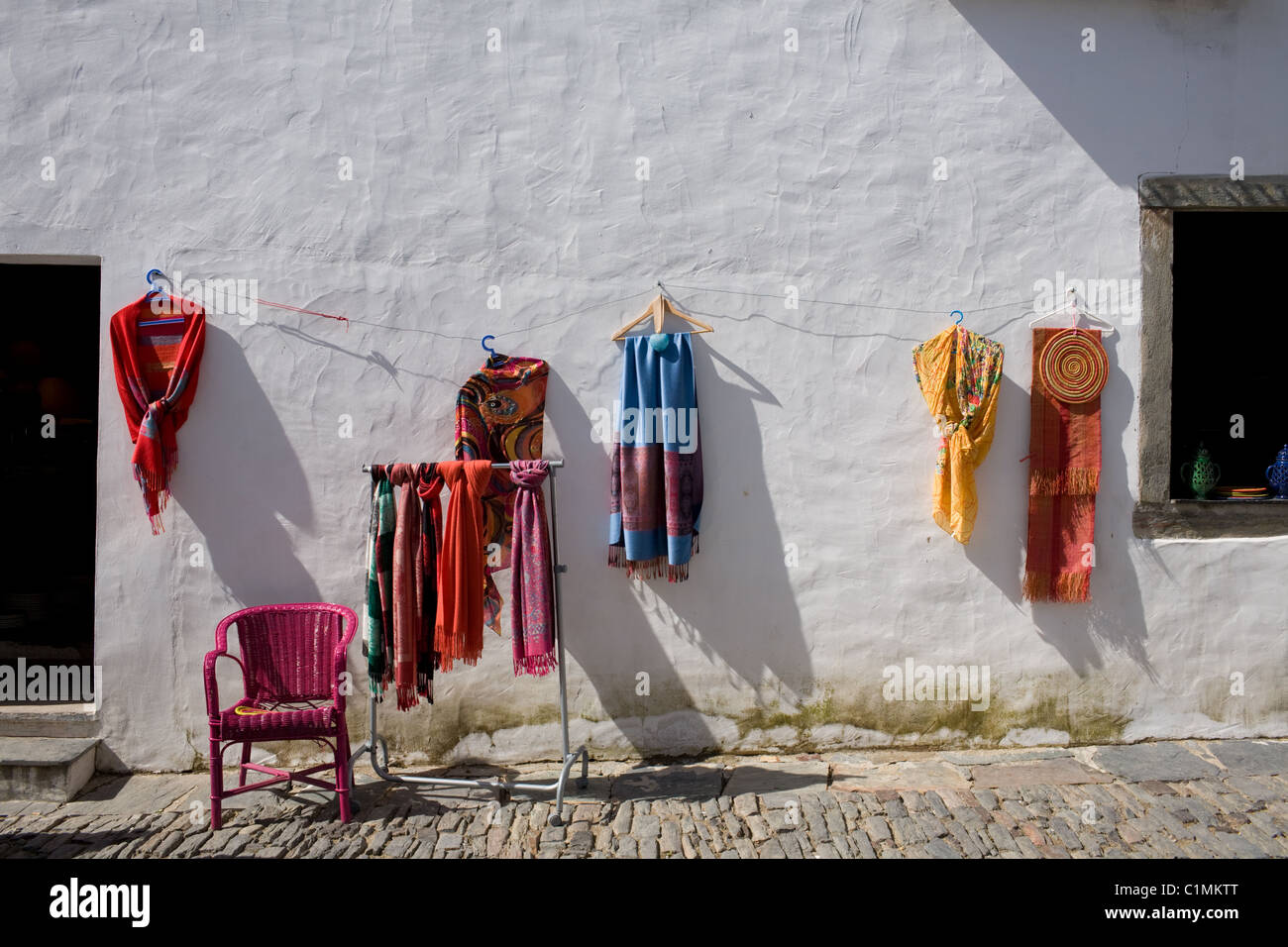 Handwerker-Geschenke für den Verkauf in historischen Monsaraz, Portugal, Alentejo Region Stockfoto