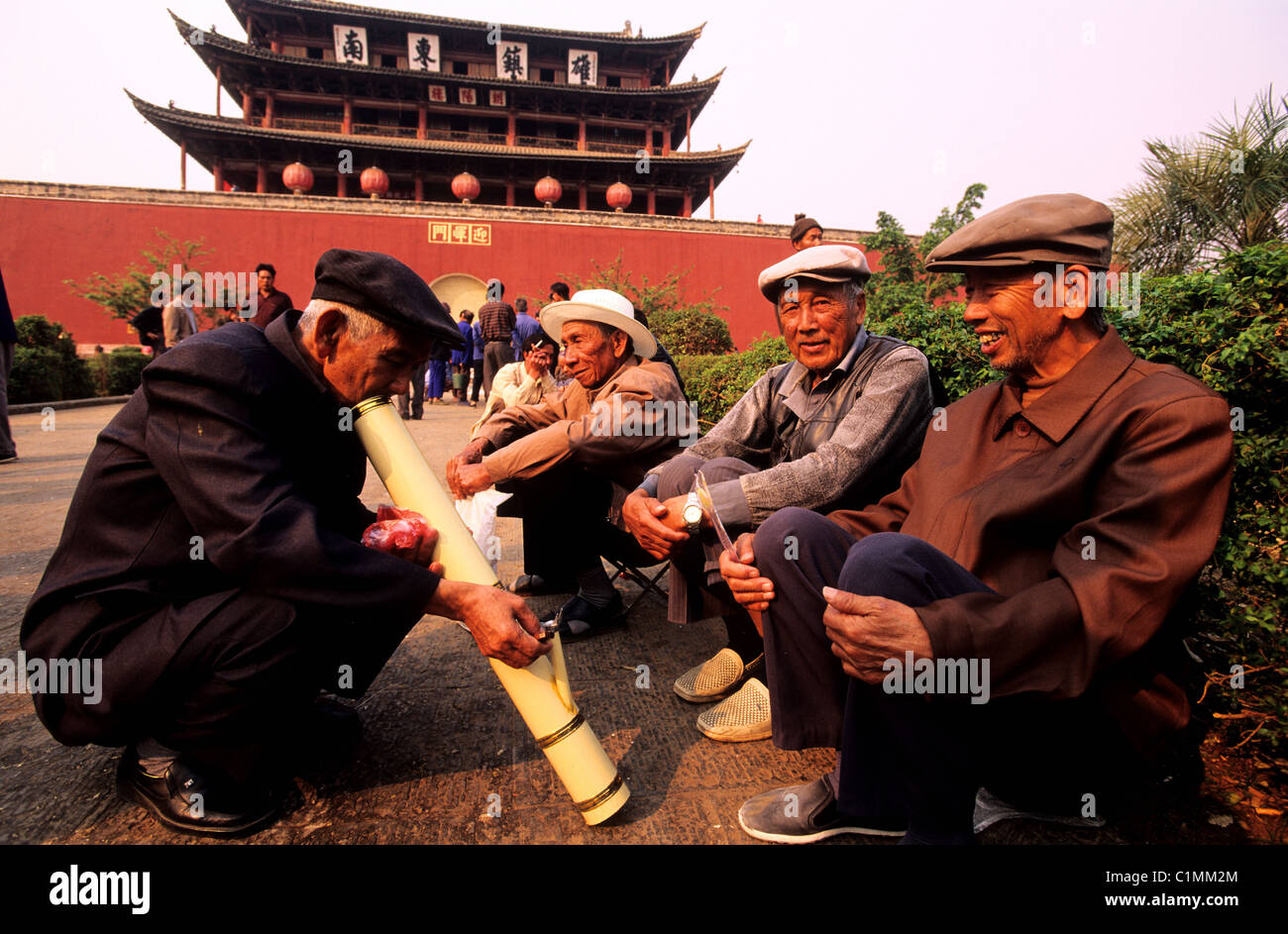 China, Yunnan Provinz, Jianshui, Wasserpfeifenraucher Stockfoto