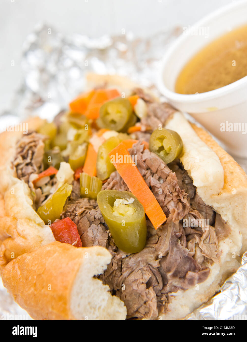 Chicago Style Italian Beef Sandwich Giardiniera mit DIP-sauce Stockfoto