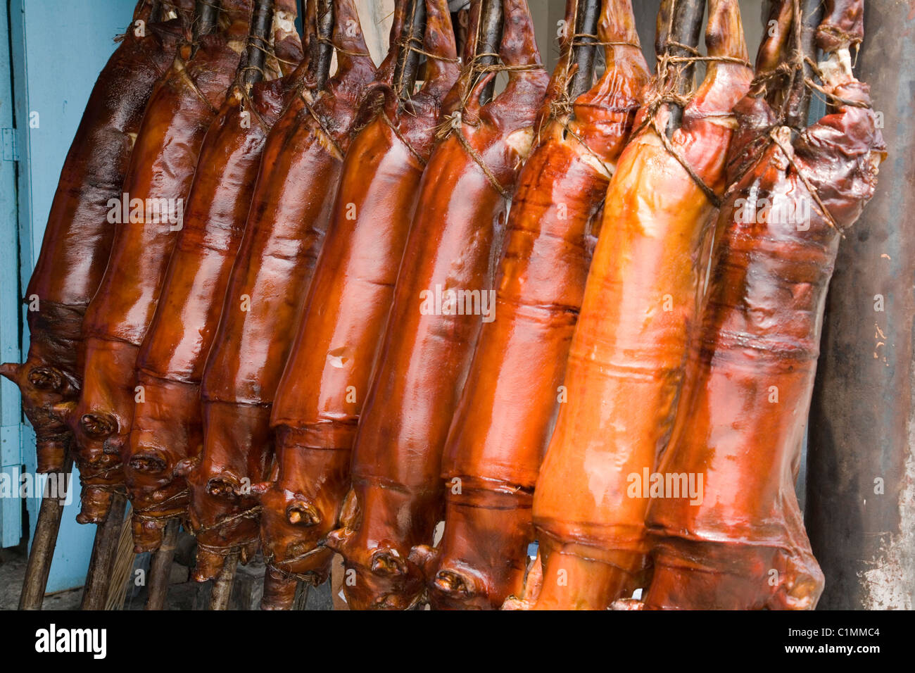 Linie von geröstetem Schweinefleisch (Lechon) zum Verkauf. Stockfoto