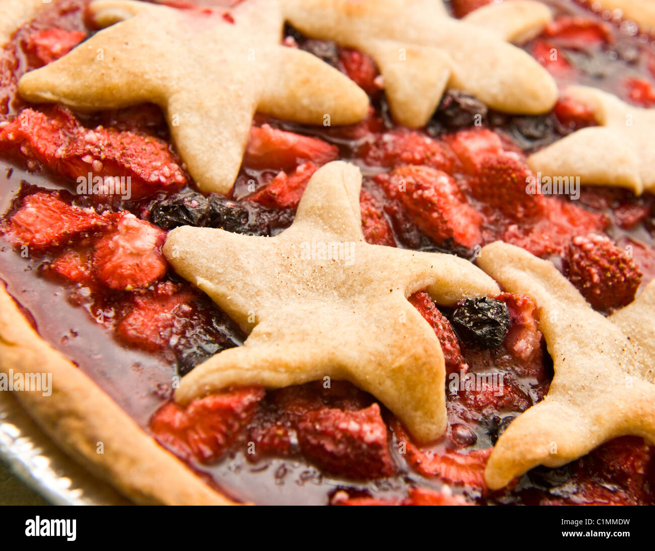 Nahaufnahme einer hausgemachten Erdbeere und Heidelbeere Kuchen mit Stern geformte Teig Kruste Stockfoto