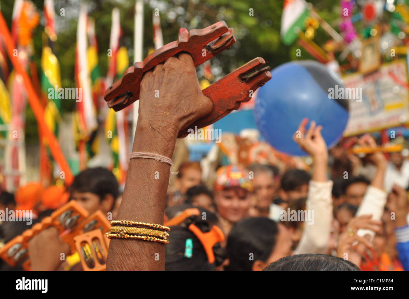 Musikalische Darstellung bei der Rath Yatra Zeremonie statt in Ahmedabad, Gujarat, Indien Stockfoto Musikalische Darstellung bei der Rath Yatra Zeremonie statt in Ahmedabad, Gujarat, Indien Stockfoto