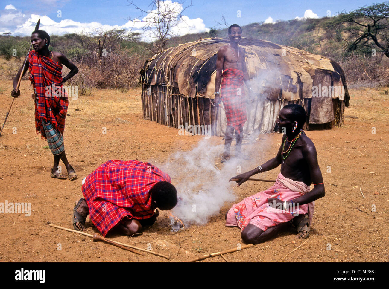 Samburu Männer machen Feuer im Dorf, Kenia Stockfoto