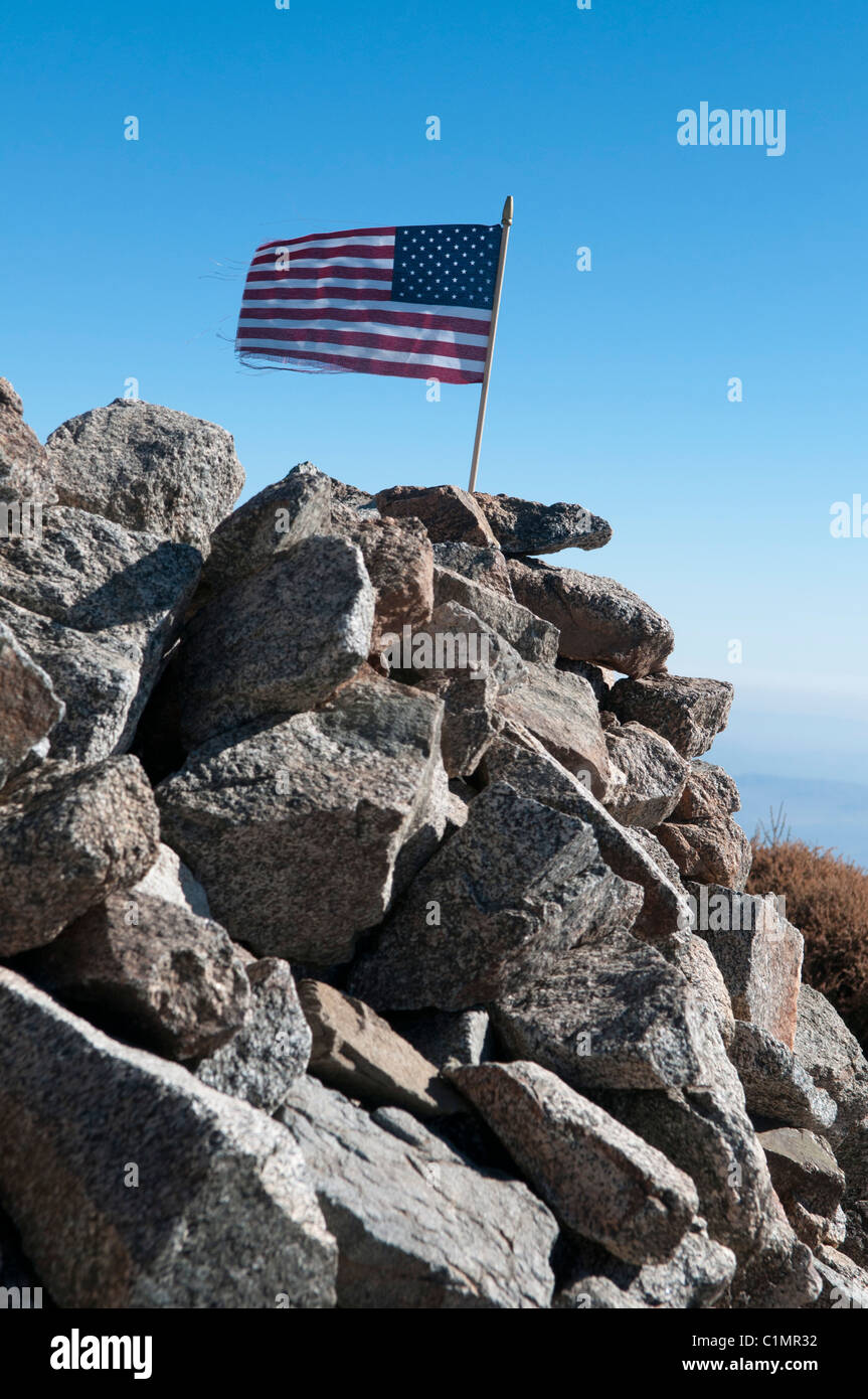 Amerikanische Flagge in Felsen am Gipfel des Mount San Antonio, (Mt. Baldy), San Gabriel Mountains, Los Angeles County, Kalifornien, USA Stockfoto