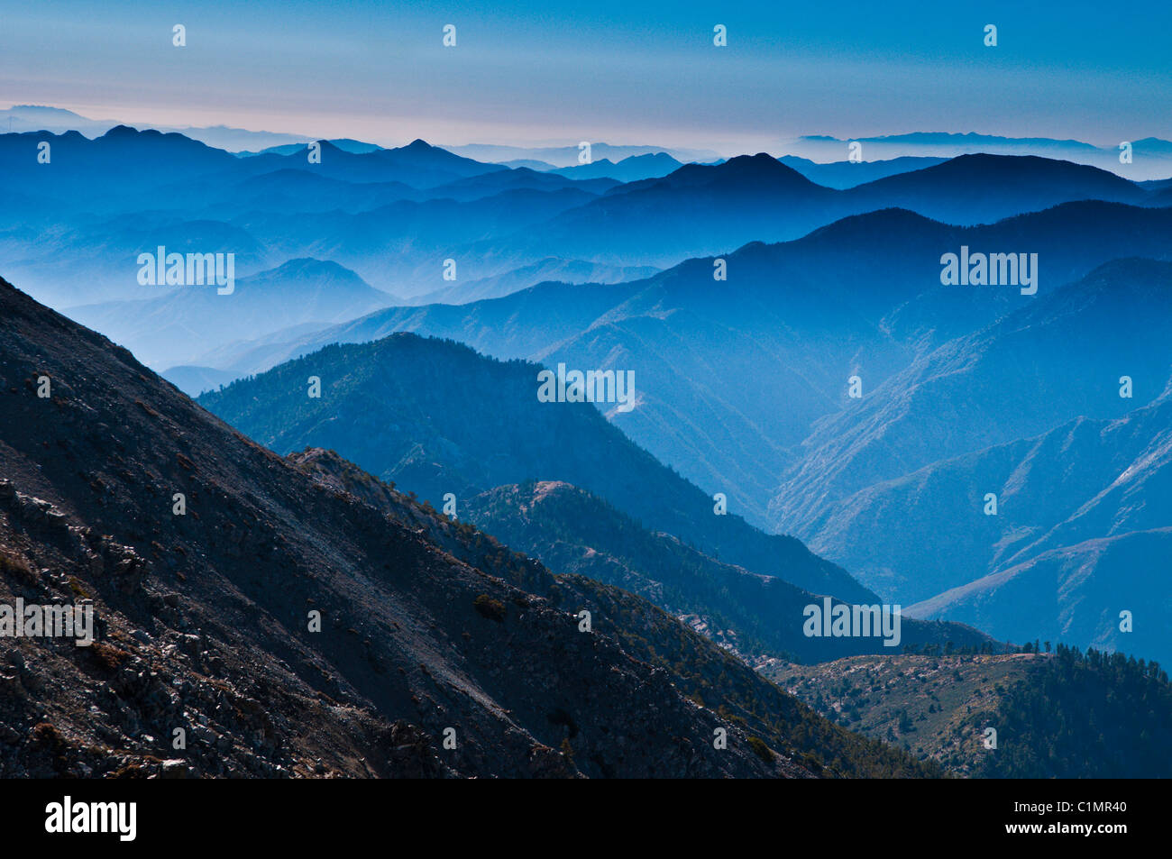 Blick auf den Gipfel des Mount San Antonio, (Mt. Baldy), S. San Gabriel Mountains, Los Angeles County, Kalifornien, USA Stockfoto