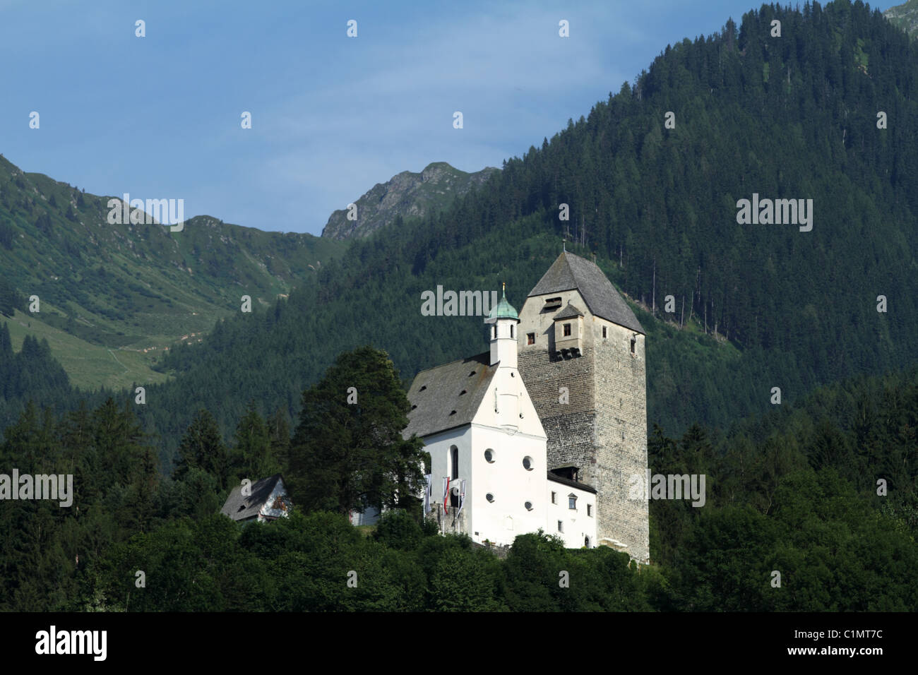 Alten Ritterrüstungen set Freundsberg Burg auf einem Hügel oberhalb von Schwaz Stockfoto