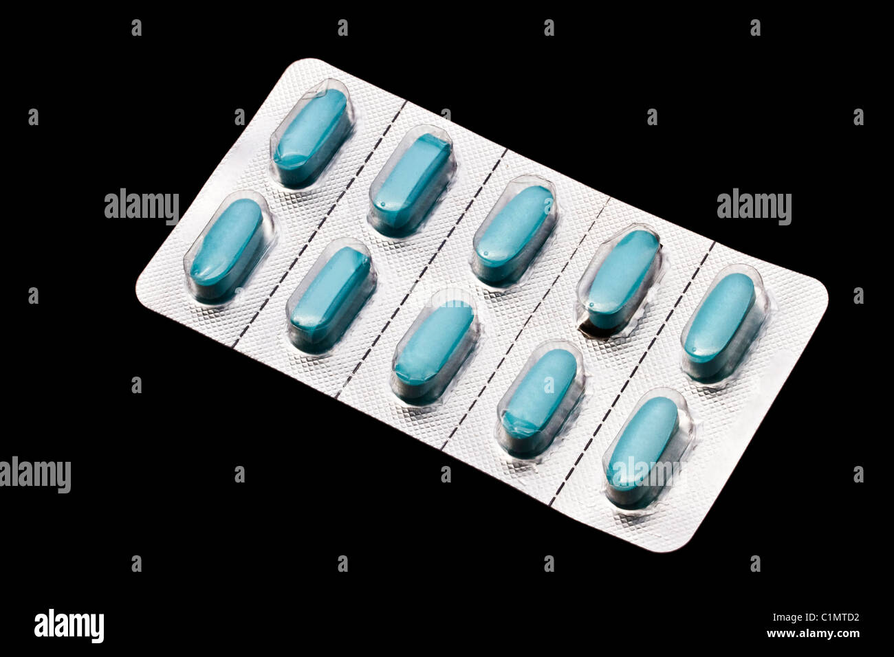 Reihe von Pillen auf schwarzem Hintergrund isoliert Stockfoto