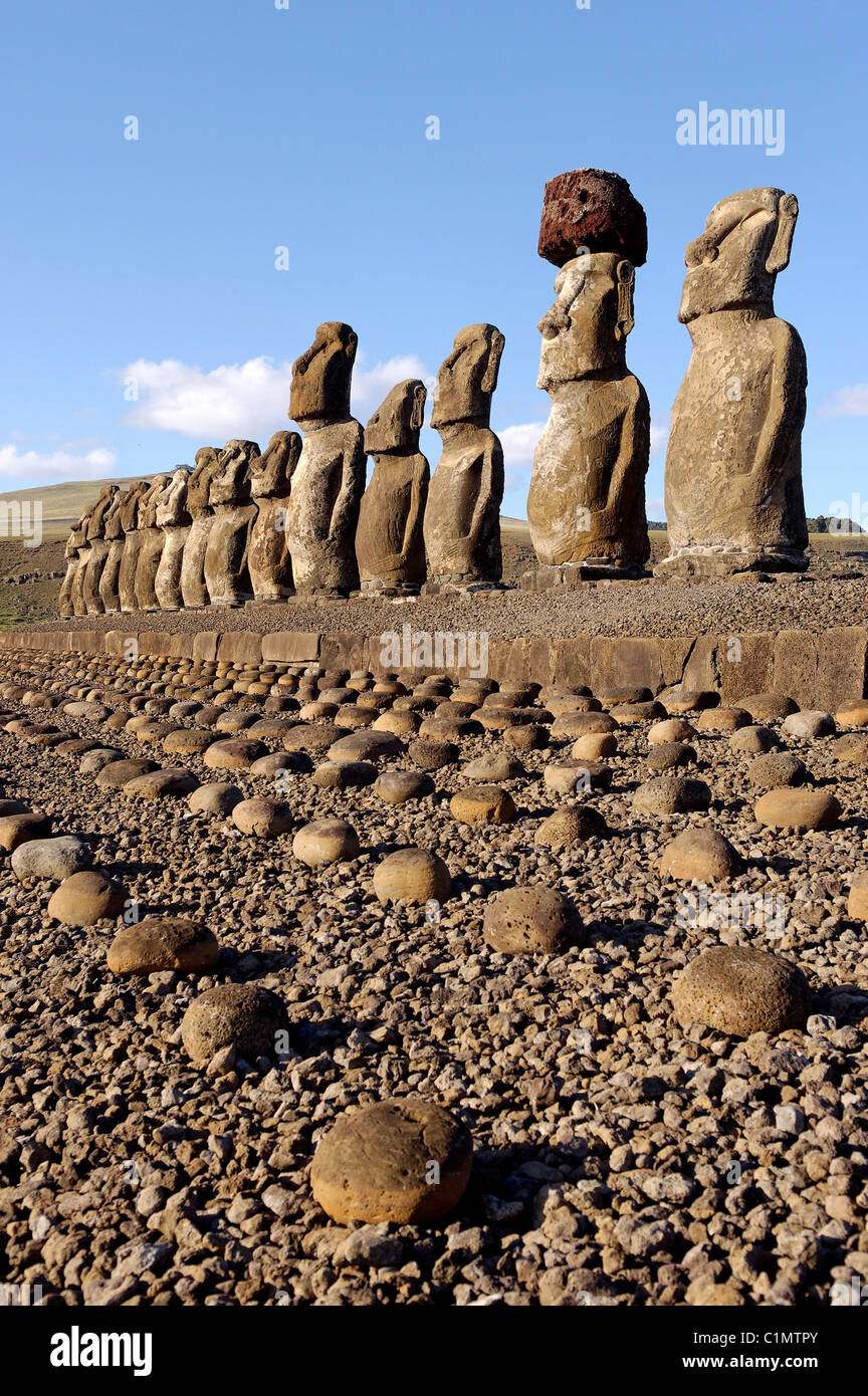Chile Osterinsel Ahu Tongariki fünfzehn riesigen Moai stehen mit dem Rücken zum Meer dieses Klimagerät wurde von den Archäologen restauriert Stockfoto