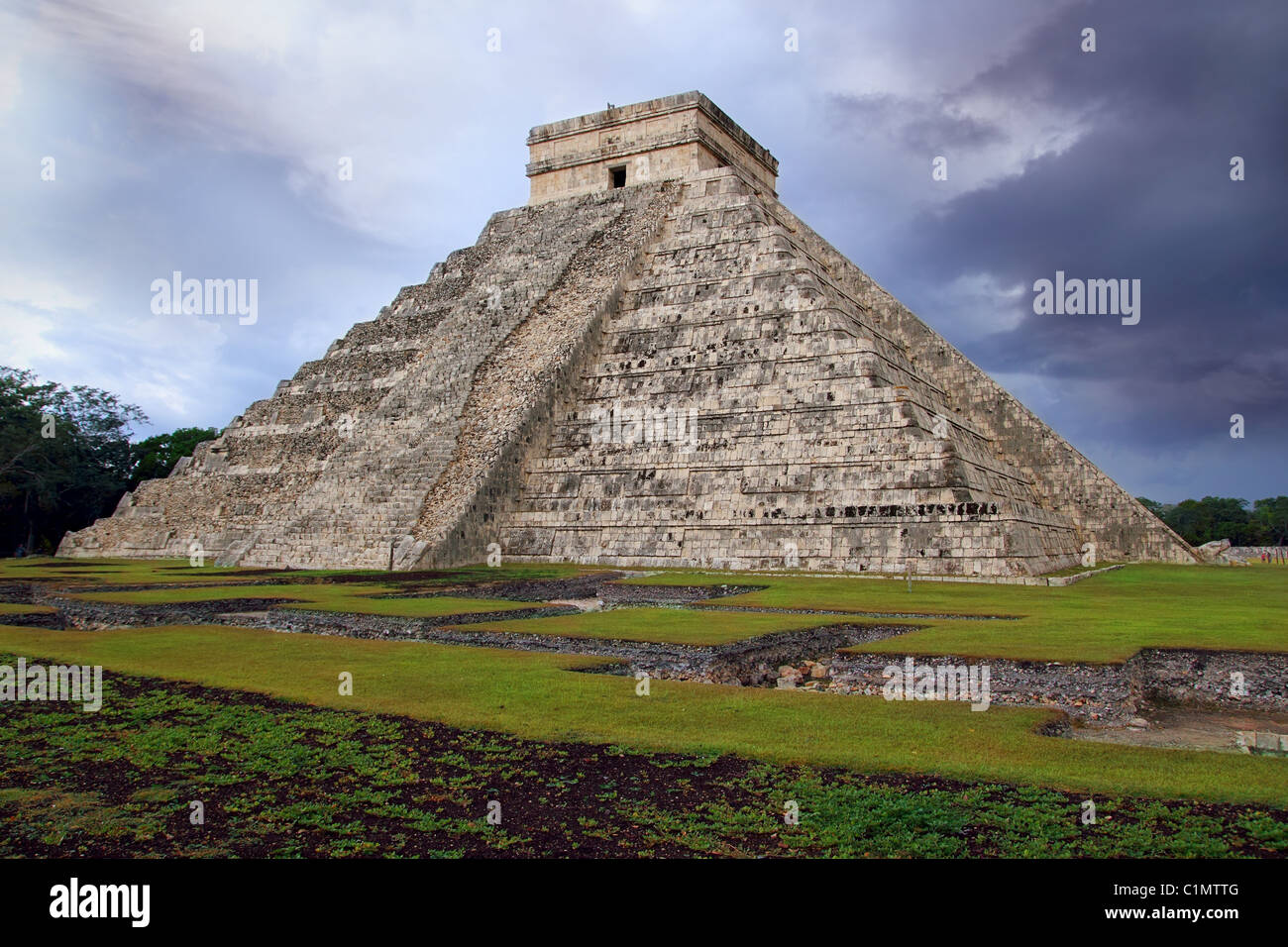 Chichen Itza el Castillo Kukulcan Maya-Tempel bewölktem Himmel Mexiko Yucatan Stockfoto
