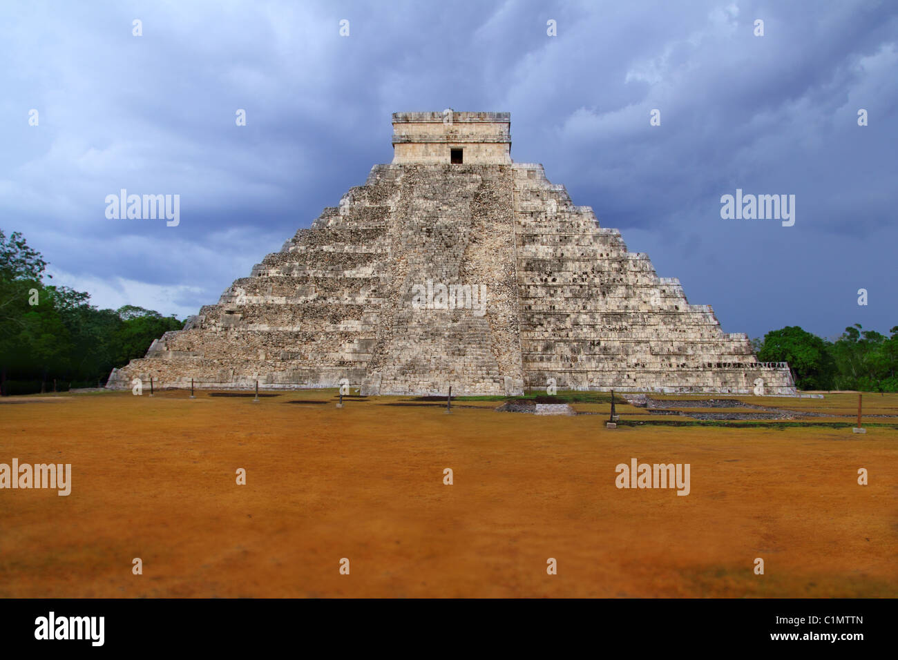 Chichen Itza el Castillo Kukulcan Maya-Tempel bewölktem Himmel Mexiko Yucatan Stockfoto