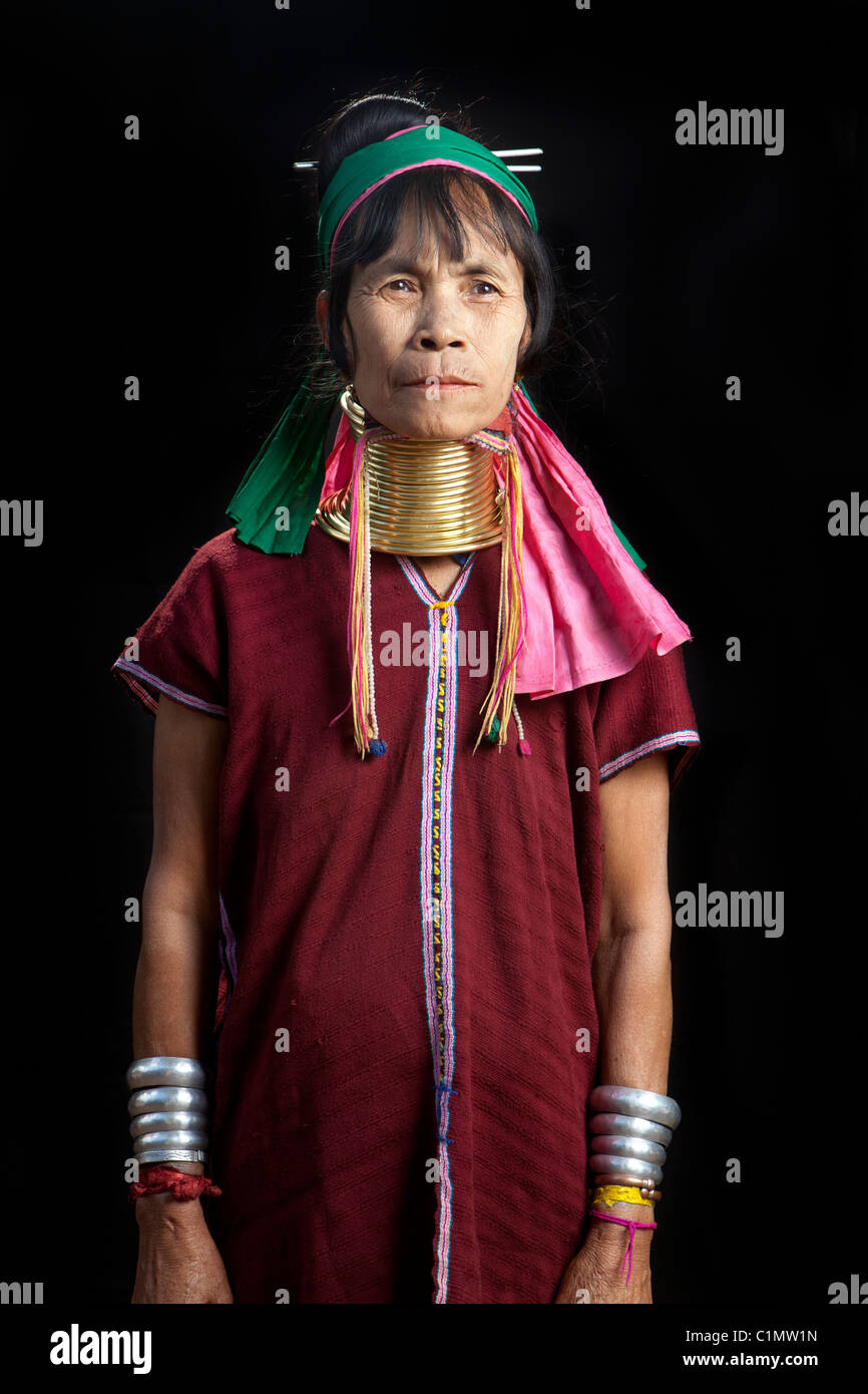 Karen Langhals Musiker Frau, Huay Pu Keng, Mae Hong Son, Thailand Stockfoto