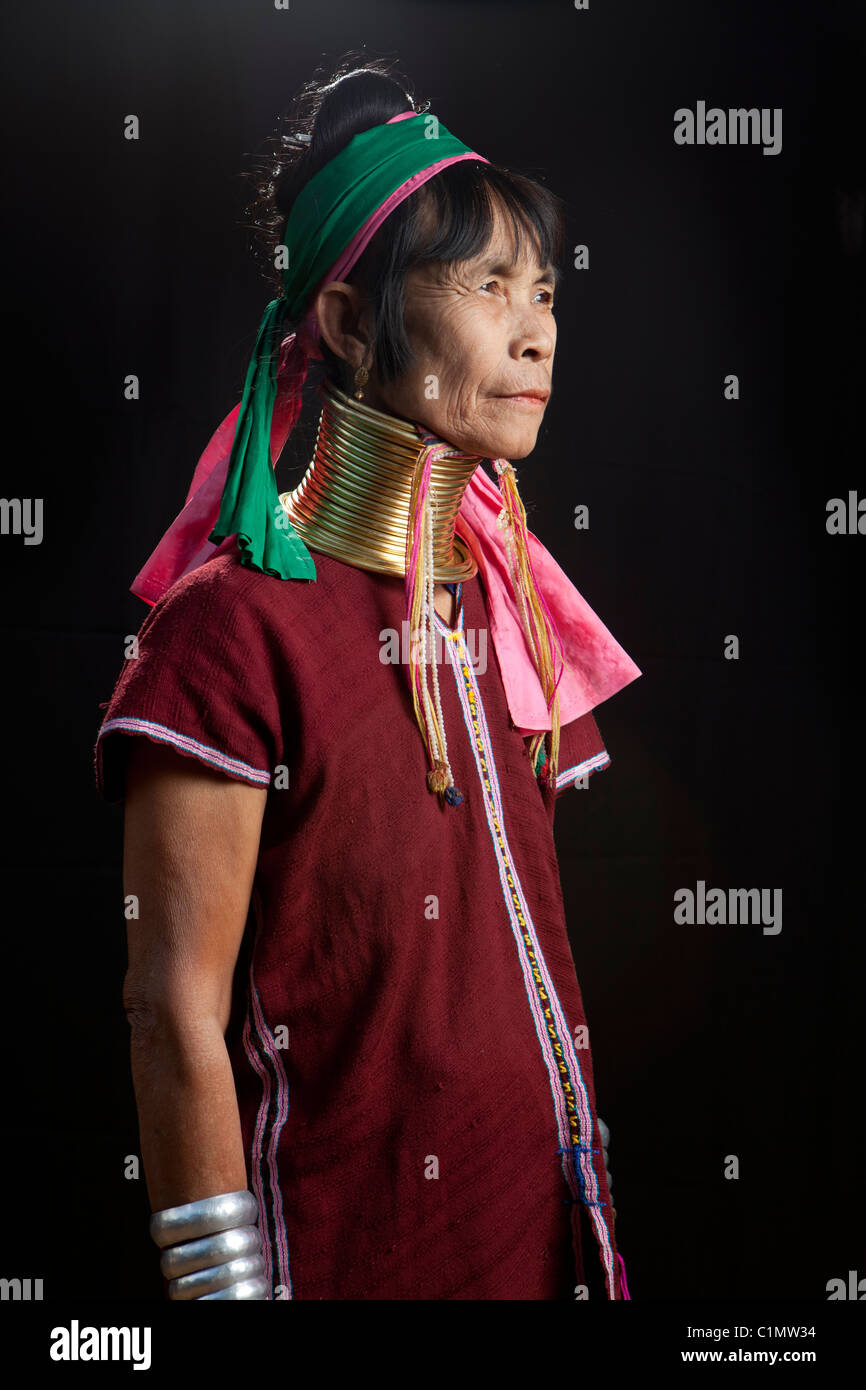 Karen Langhals Musiker Frau, Huay Pu Keng, Mae Hong Son, Thailand Stockfoto