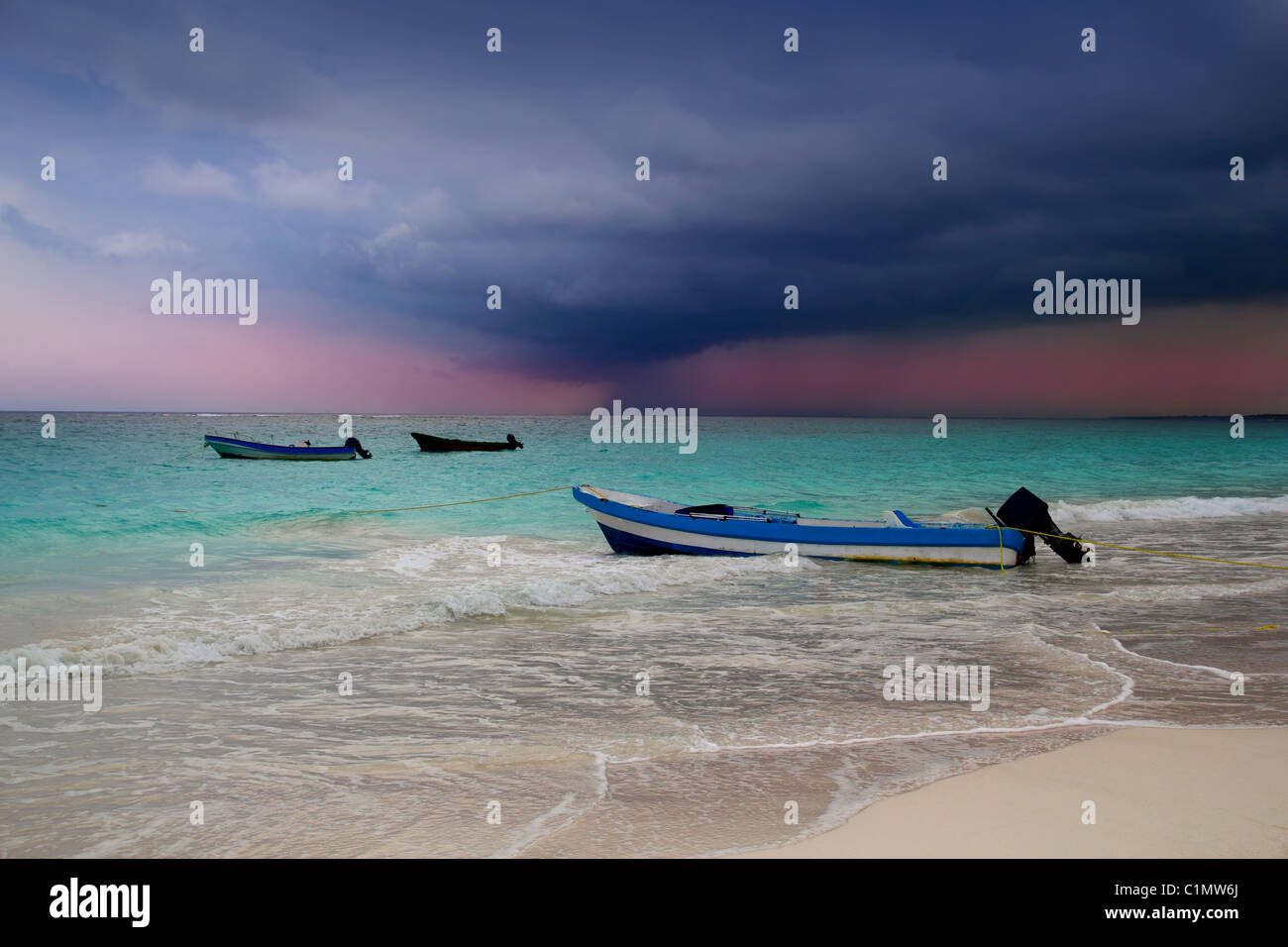 Caribbean vor tropischer Sturm Hurrikan Strand Boot dramatische Landschaften Stockfoto