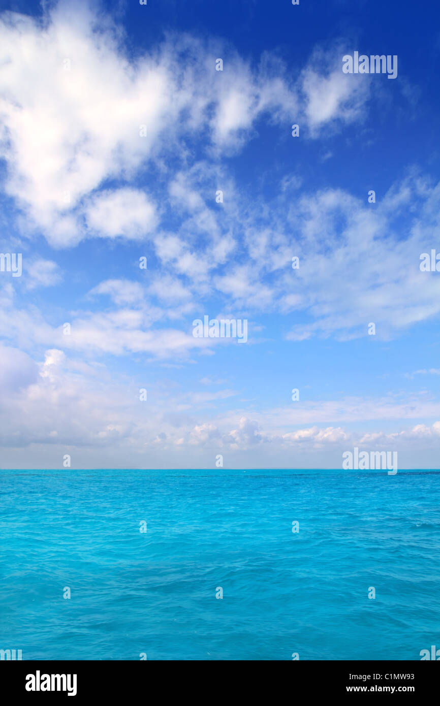Karibische Meer Horizont blauer Himmel Wolken Mexiko Seestück Stockfoto