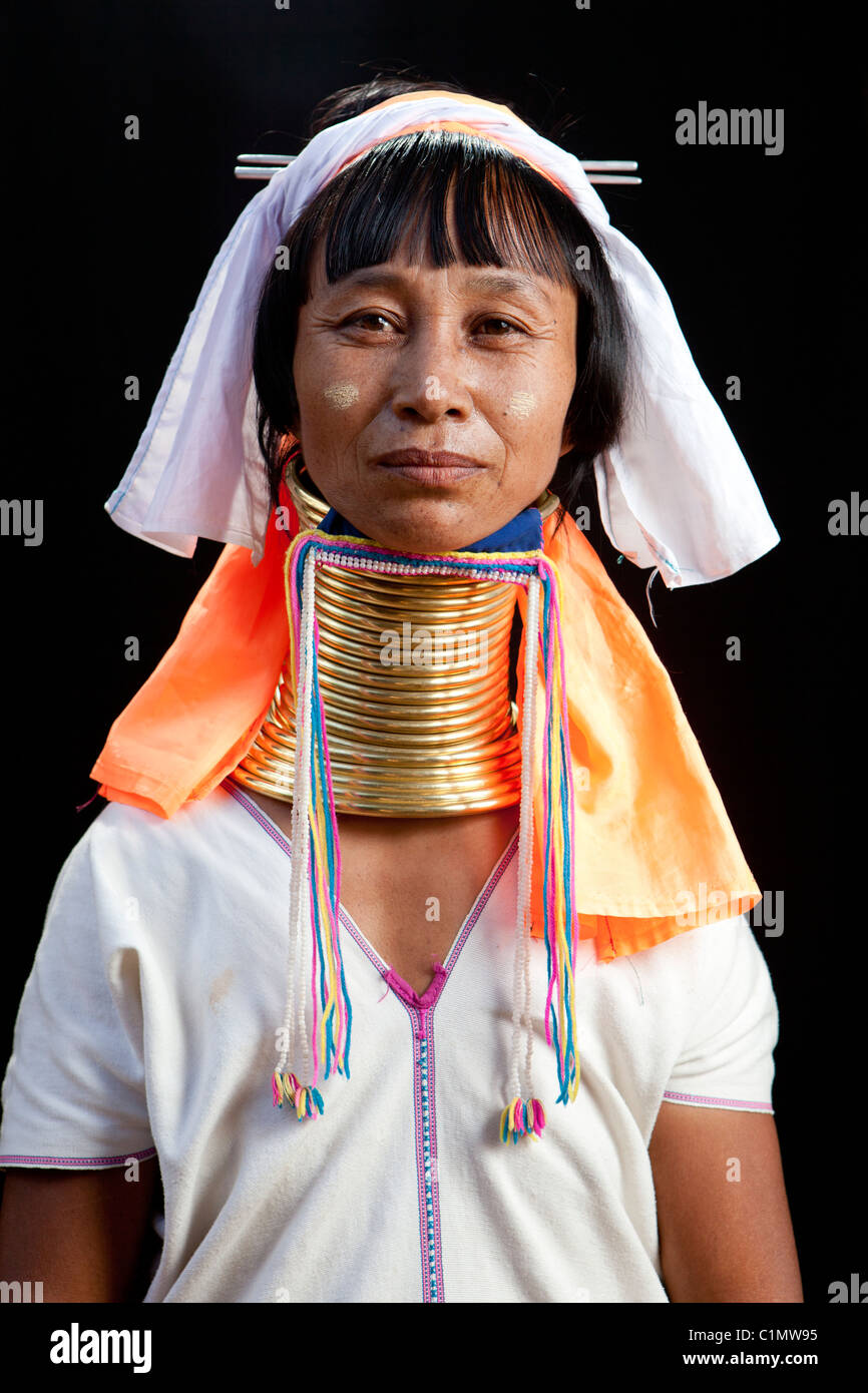 Karen Langhals Frau Porträt auf schwarzem Hintergrund, Huay Pu Keng, Mae Hong Son, Thailand Stockfoto
