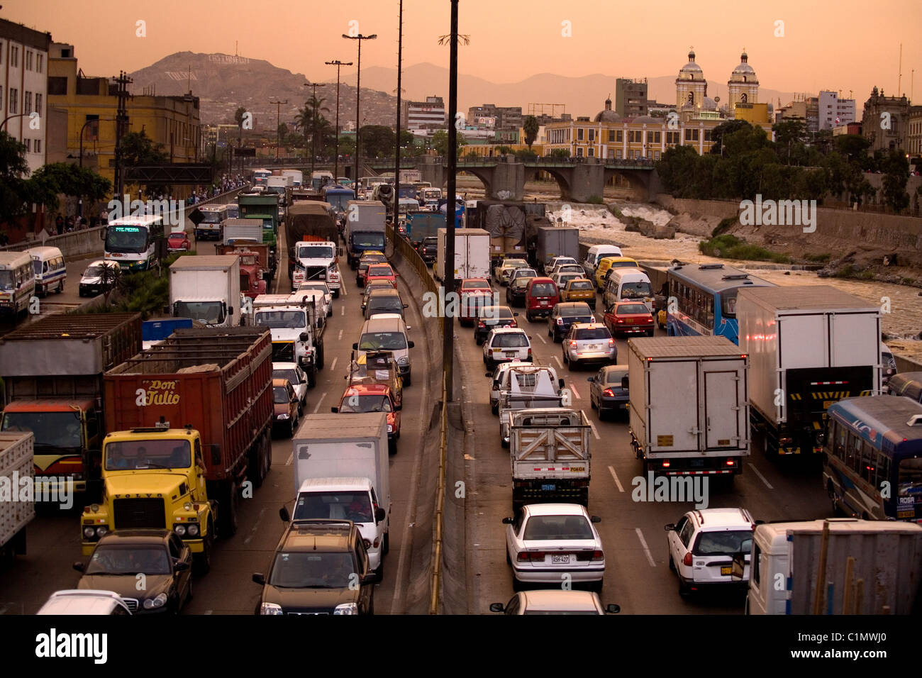Schwerverkehr entlang Via de Evitamiento in Zentral-Lima-Peru Stockfoto
