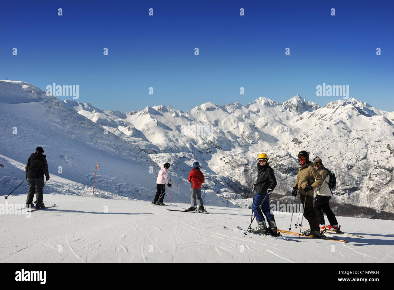 Skifahrer auf der Vogel-Ski-Zentrum an der Spitze der Orlove Glave - Zadnji Vogel laufen im slowenischen Triglav Nationalpark Stockfoto