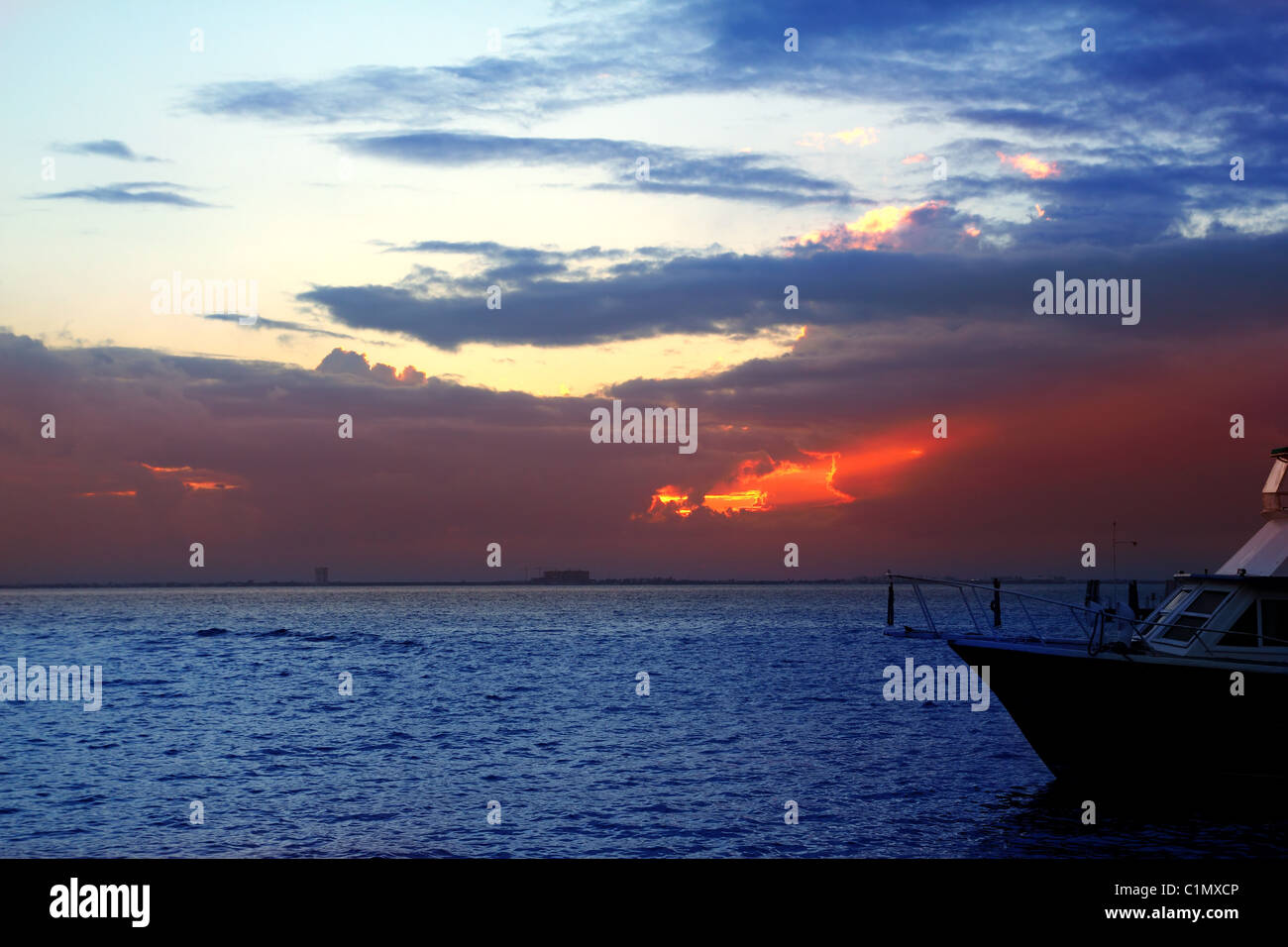 Karibische Meer Sonnenuntergang in Mexiko Isla Mujeres Boot Cancun Stockfoto