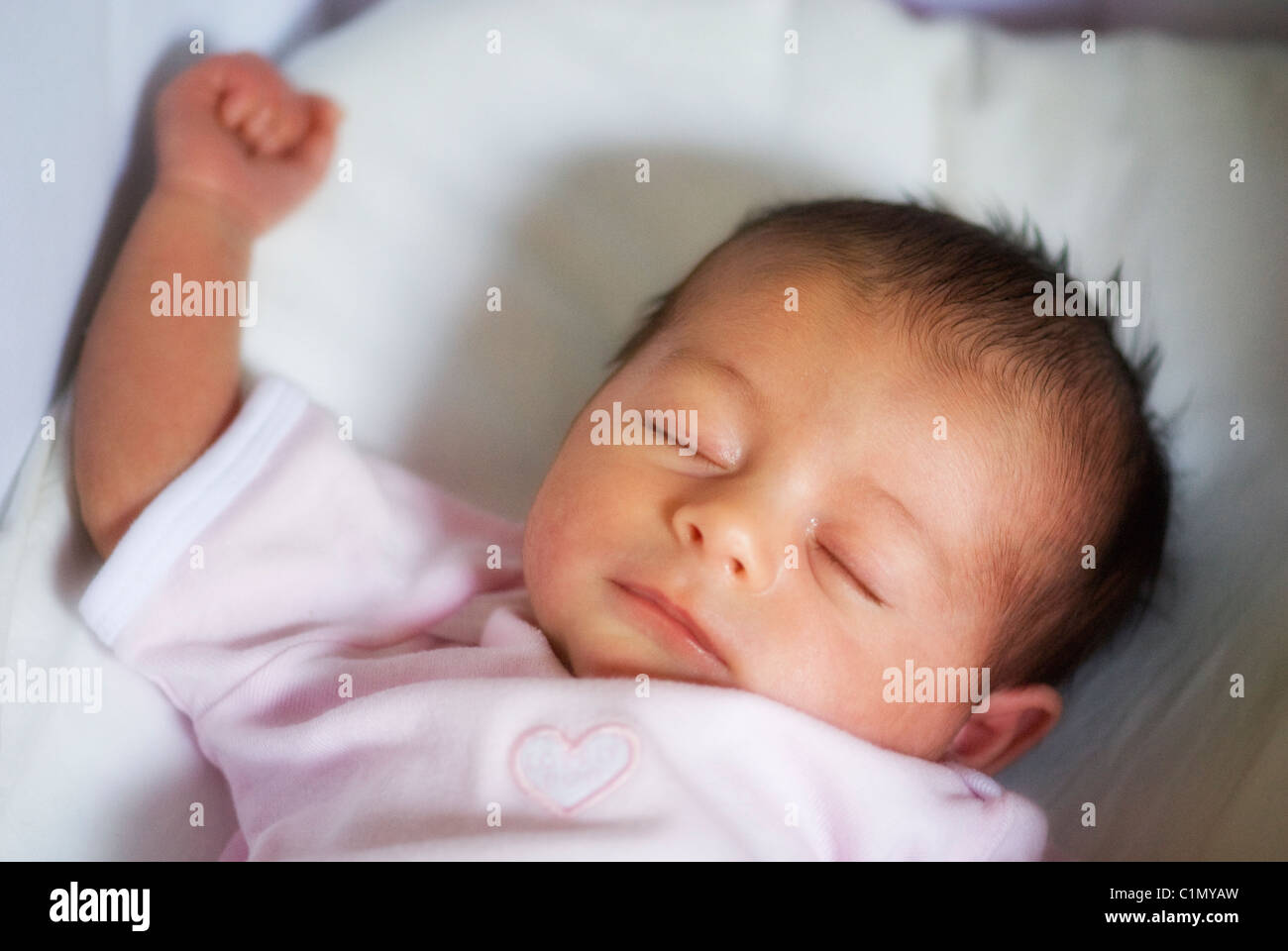 Neugeborenes Baby Mädchen Verhalten während ihrer ersten Tage des Lebens Stockfoto