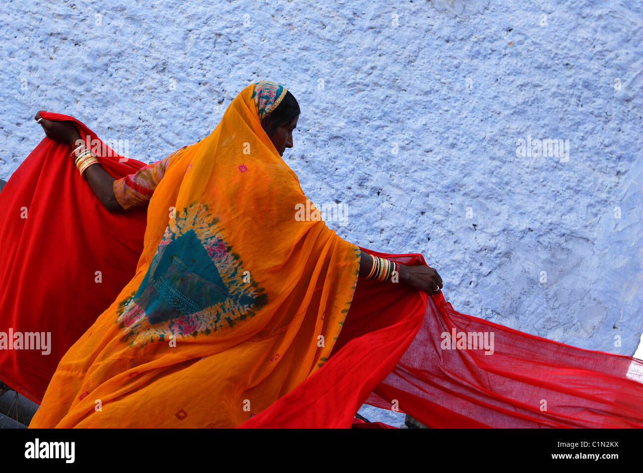 Indien, Rajasthan State, Baumwolle Streifen trocknen für Sari Fertigung Stockfoto