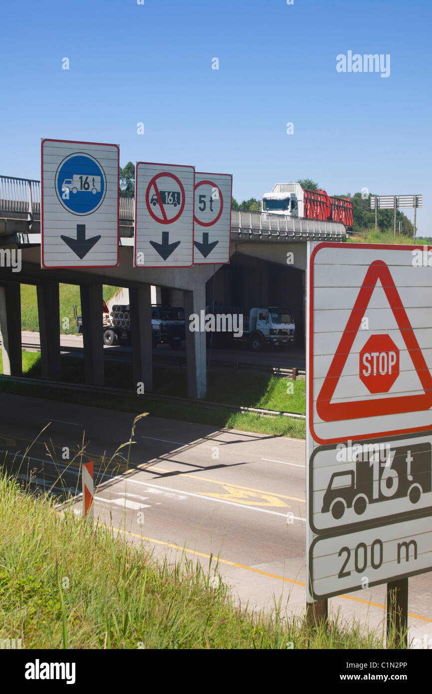 Autobahn Flugsicherung auf N3 zu Beginn des steilen und gefährlichen anständige Down Town Hill, Pietermaritzburg, Südafrika. Stockfoto