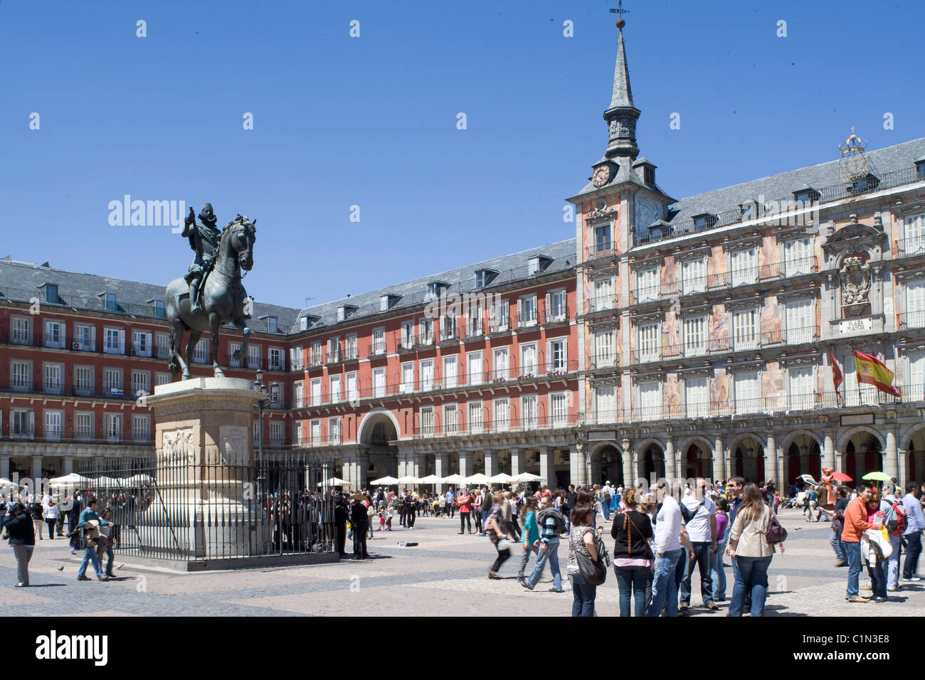 plaza-mayor-mit-der-casa-de-la-panaderia-fotos-und-bildmaterial-in