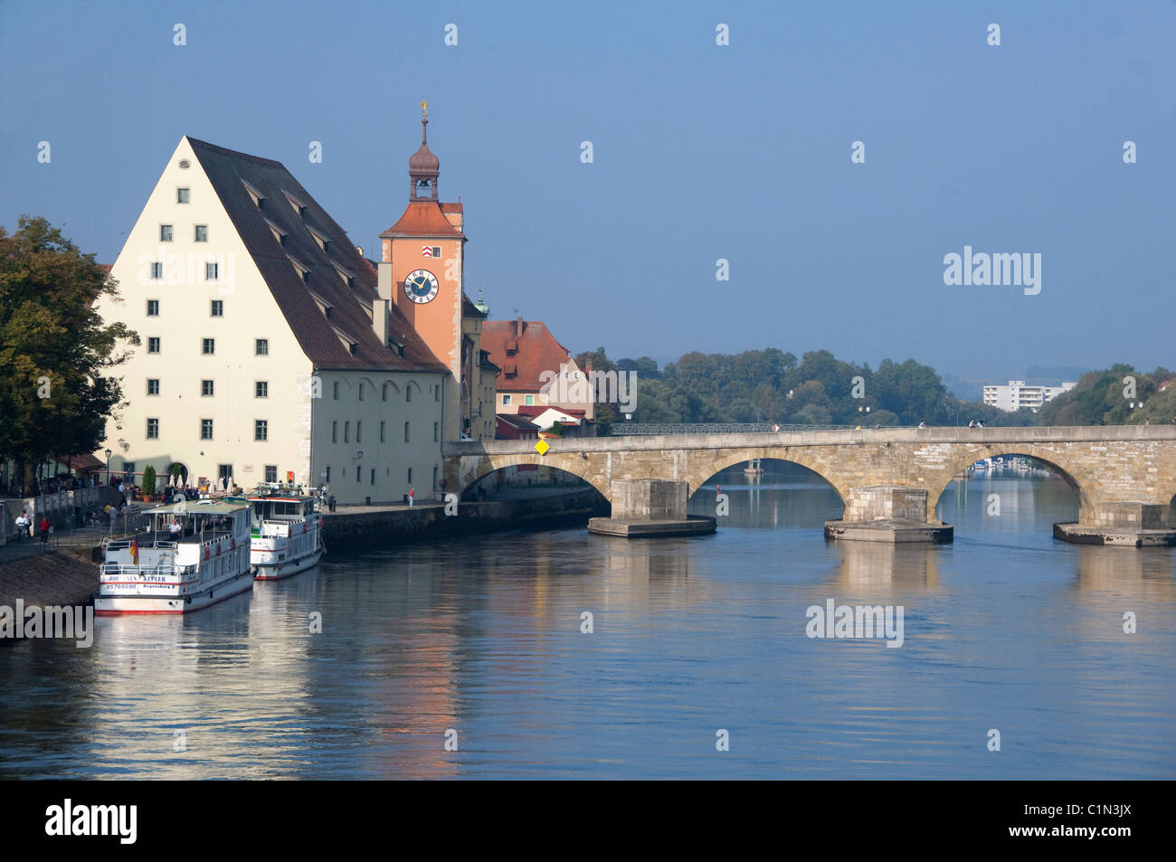 Deutschland, Bayern, Regensburg. Historischen Salzhaus & Uhrturm mit alten steinernen Brücke über die Donau. Stockfoto