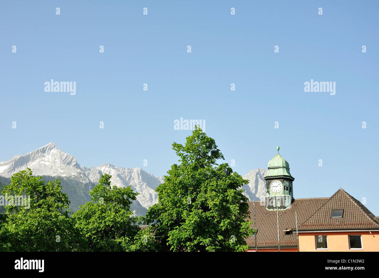 Garmisch-Partenkirchen, Bayern, Deutschland und Deutschlands höchstem Berg, die Zugspitze Stockfoto