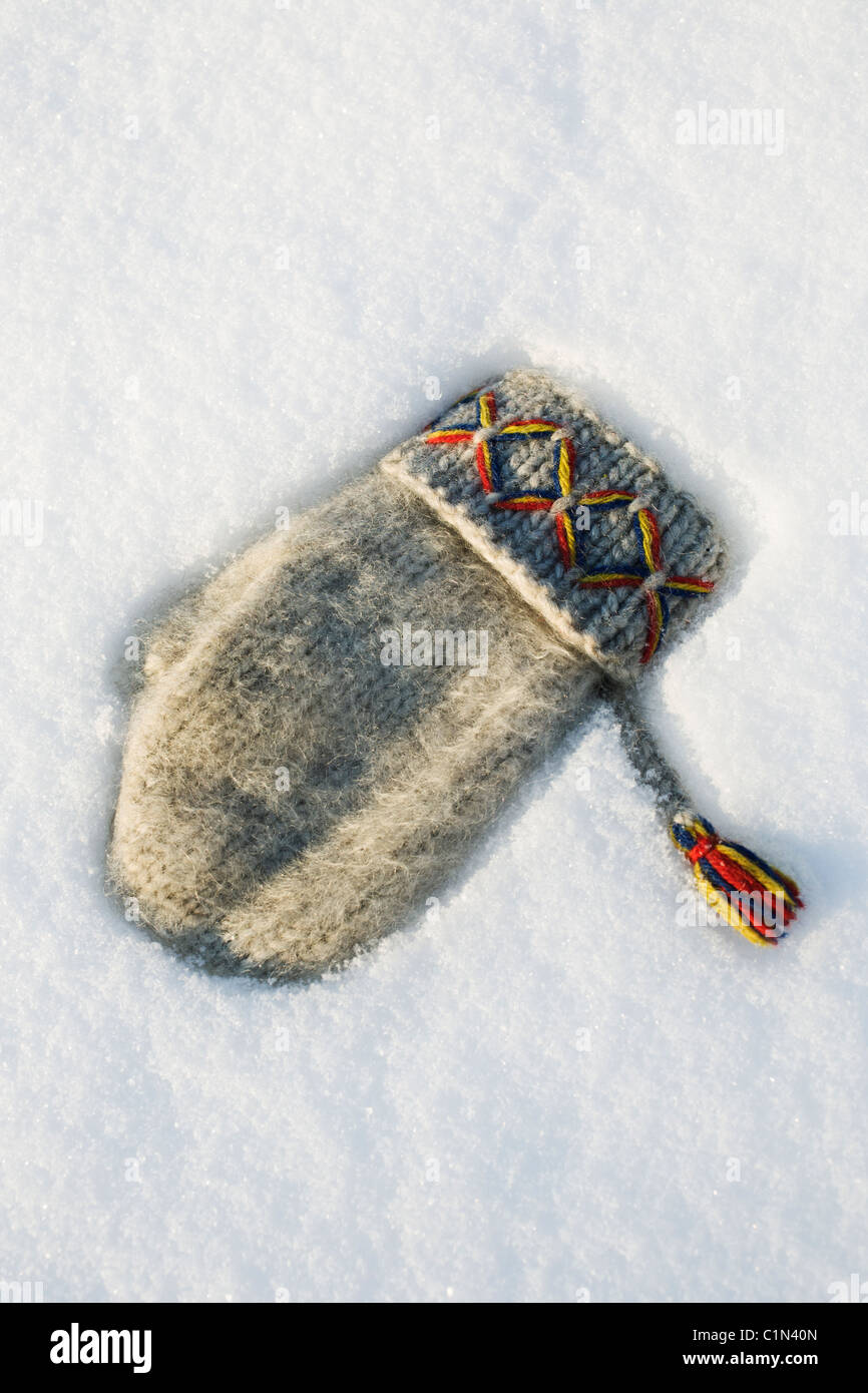 Traditionellen fingerlosen Handschuh im Schnee Stockfoto