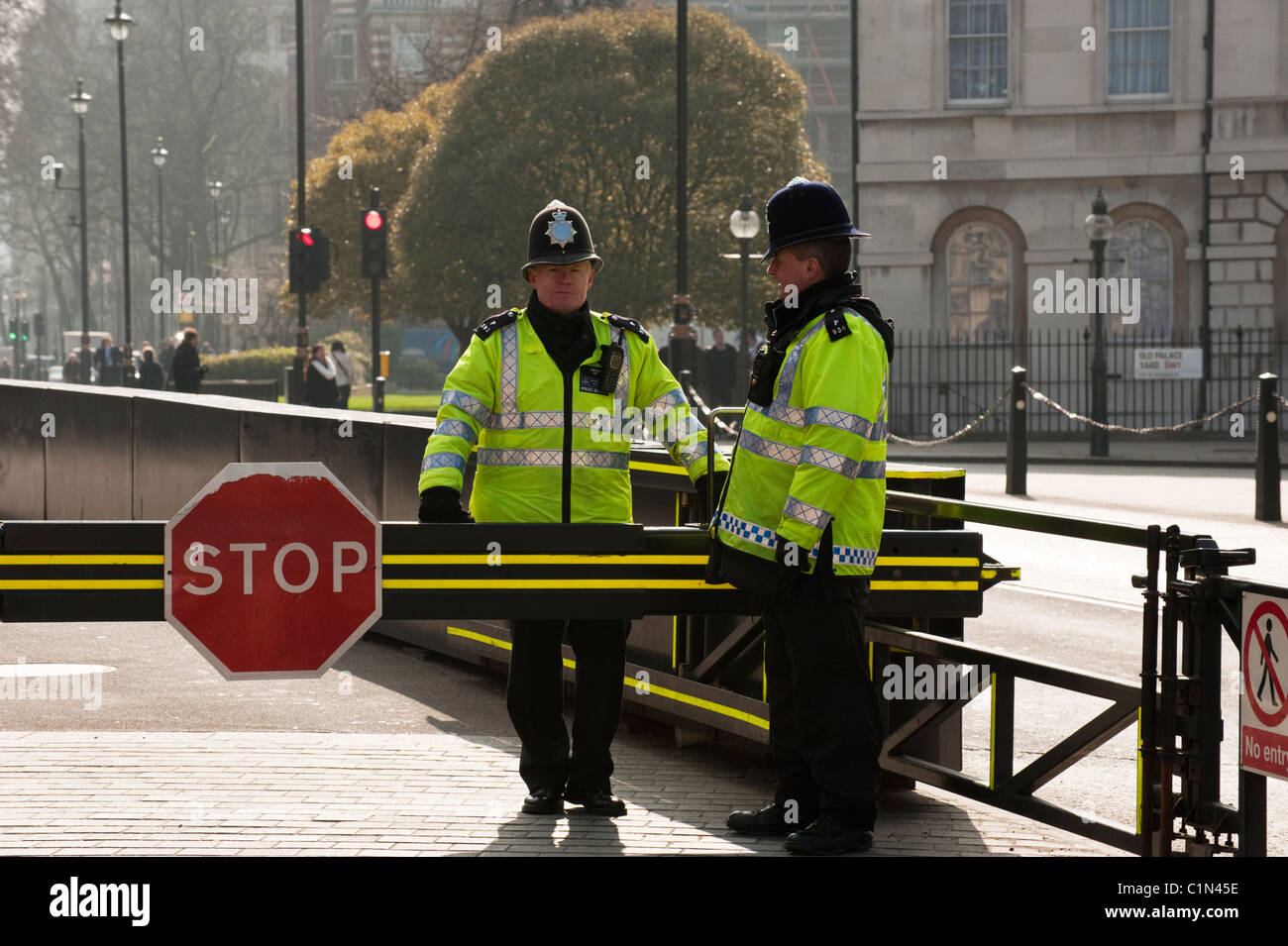 Zwei Polizisten bewachen das Stop-Schild an den Houses of Parliament in London. Stockfoto