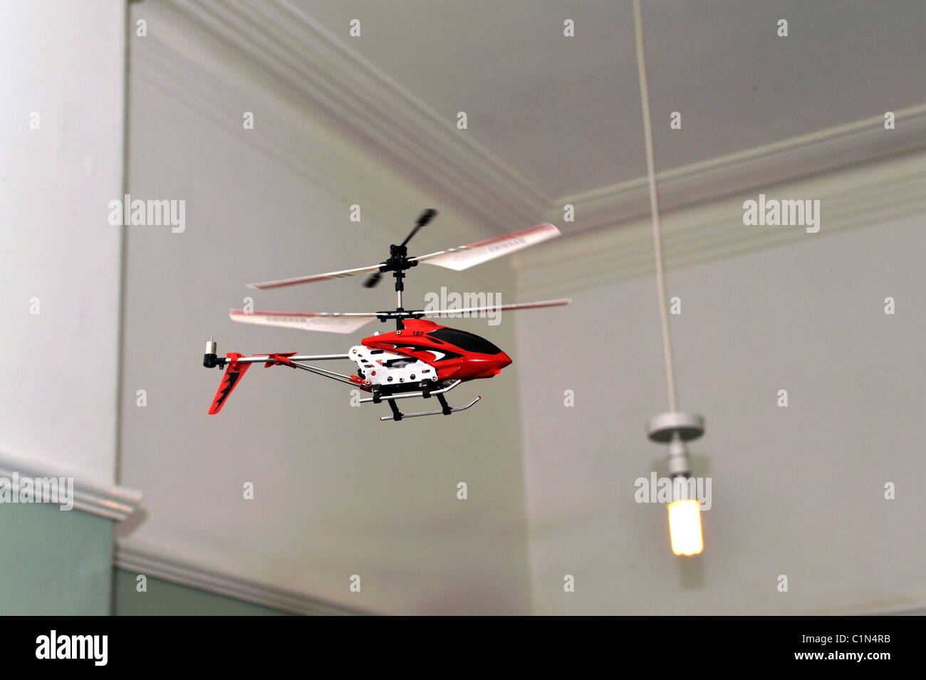Ferngesteuerte Spielzeug Helikopter fliegen im Haus Stockfoto