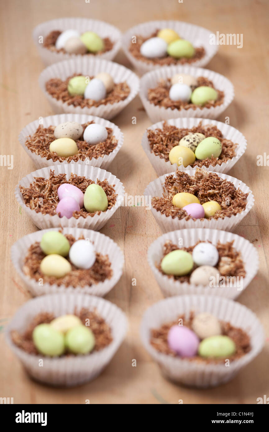 Oster Nest Cupcakes gemacht mit zerfetzten Weizen, Sirup, Schokolade und Zucker beschichtete Mini Schokoladeneier. Stockfoto