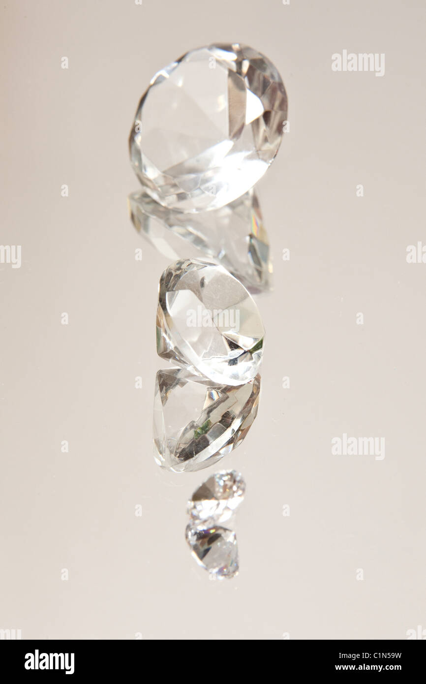 Diamanten auf eine verspiegelte Oberfläche Stockfoto